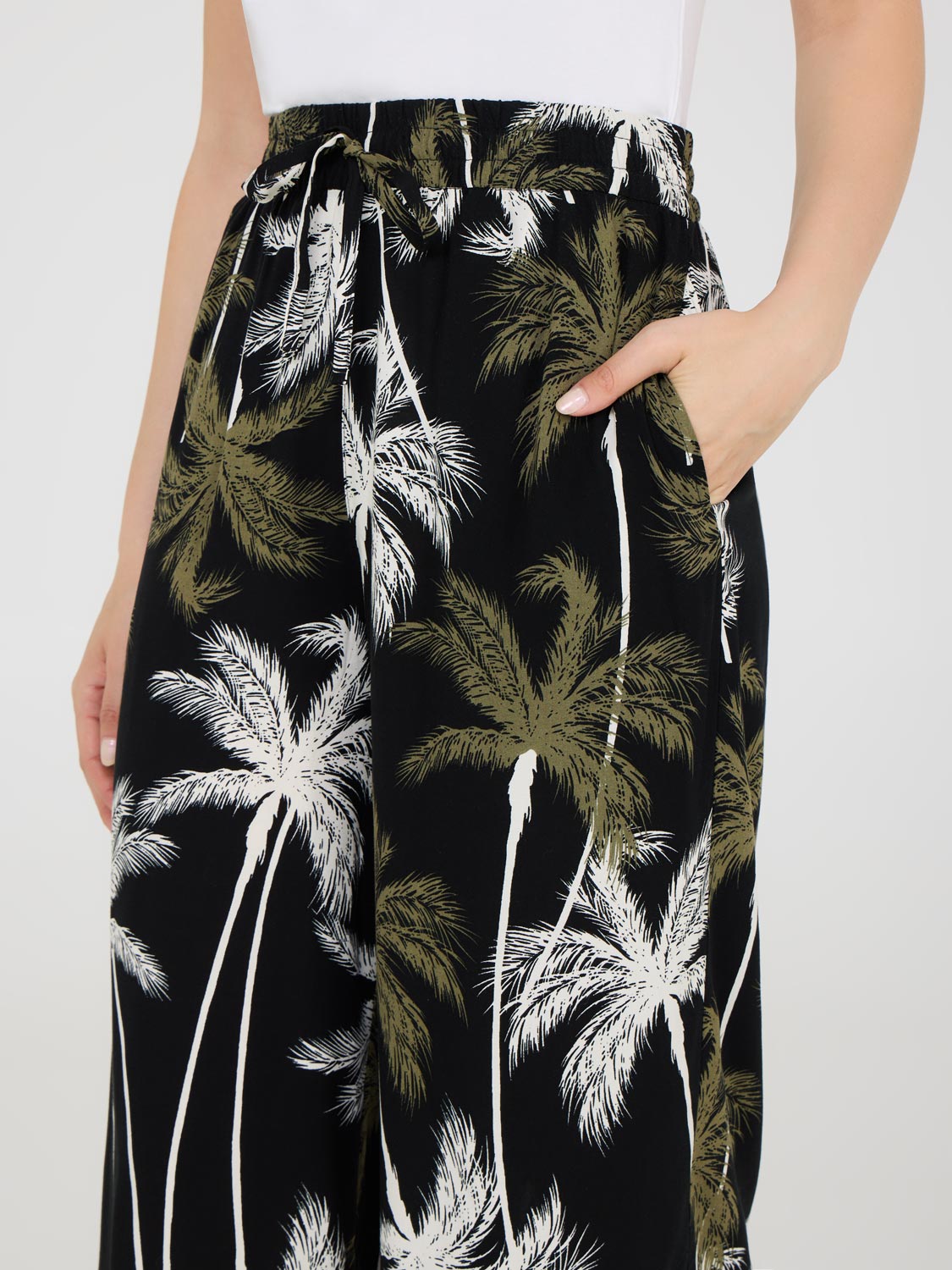 Pantalon gaucho à jambes larges et imprimé tropical