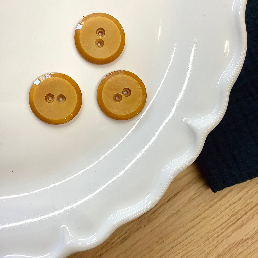 Elan ; Bouton à 2 trous, caramel, 23 mm