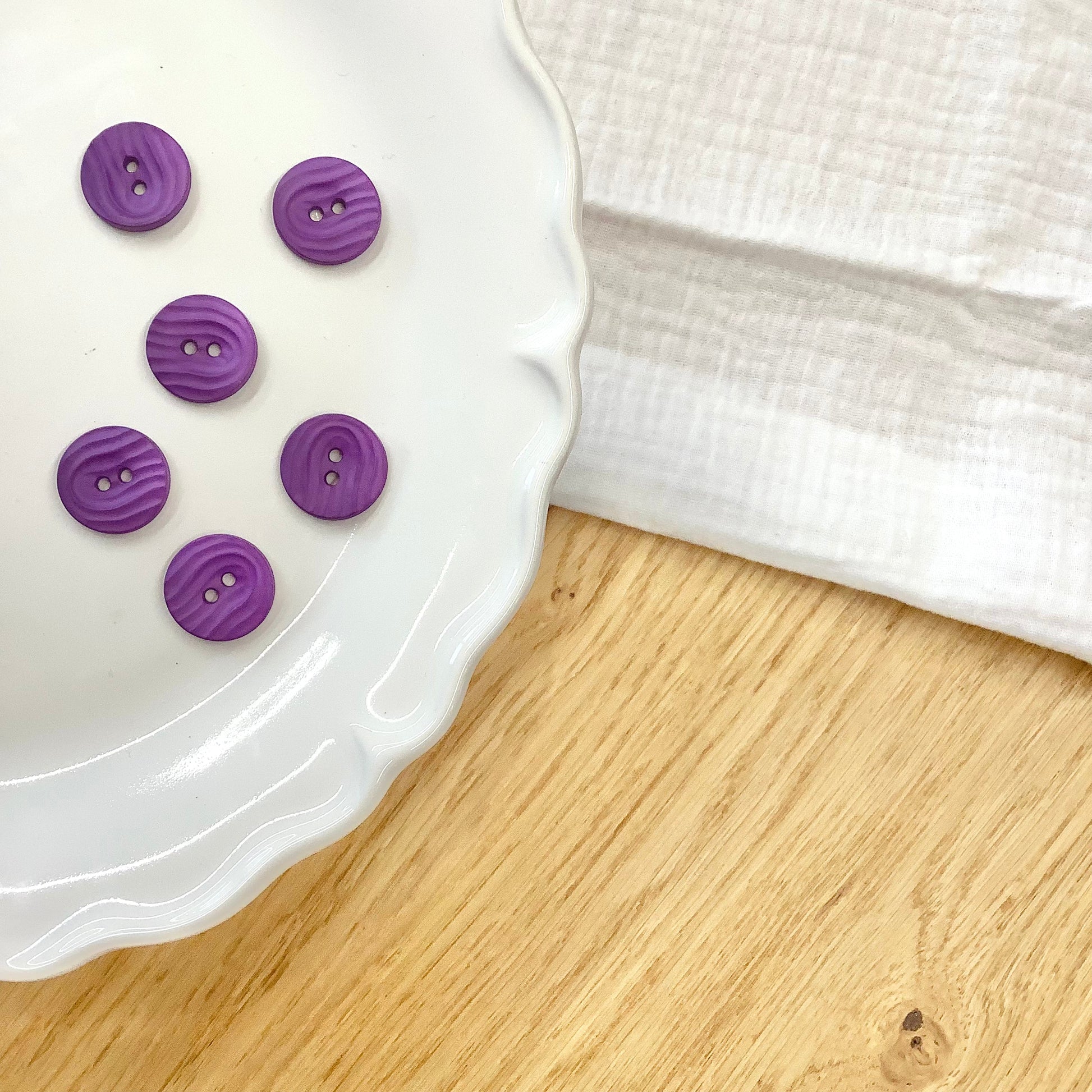 Elan ; bouton à 2 trous, violet, 18 mm
