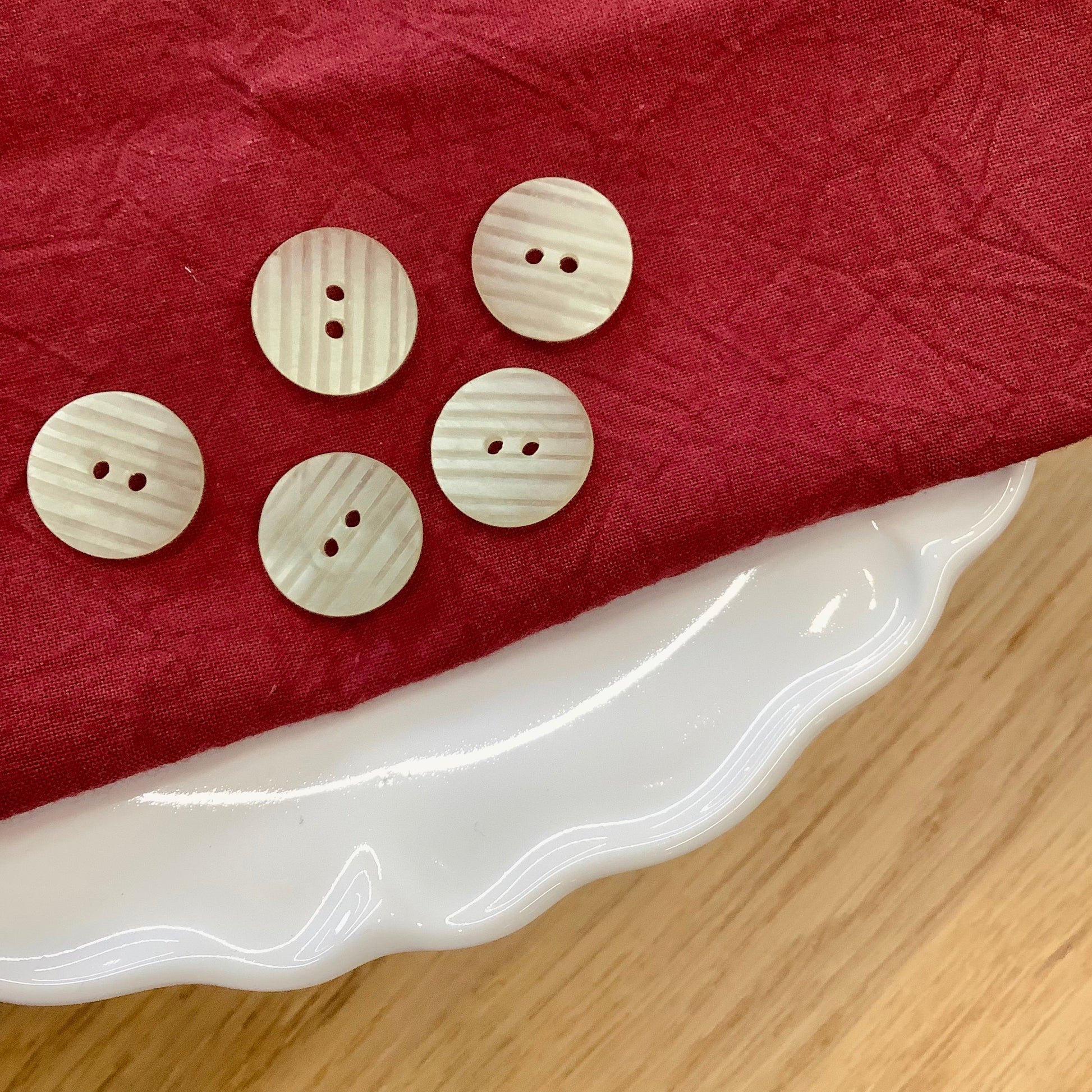 Elan ; Bouton à 2 trous, coquillage, 18 mm