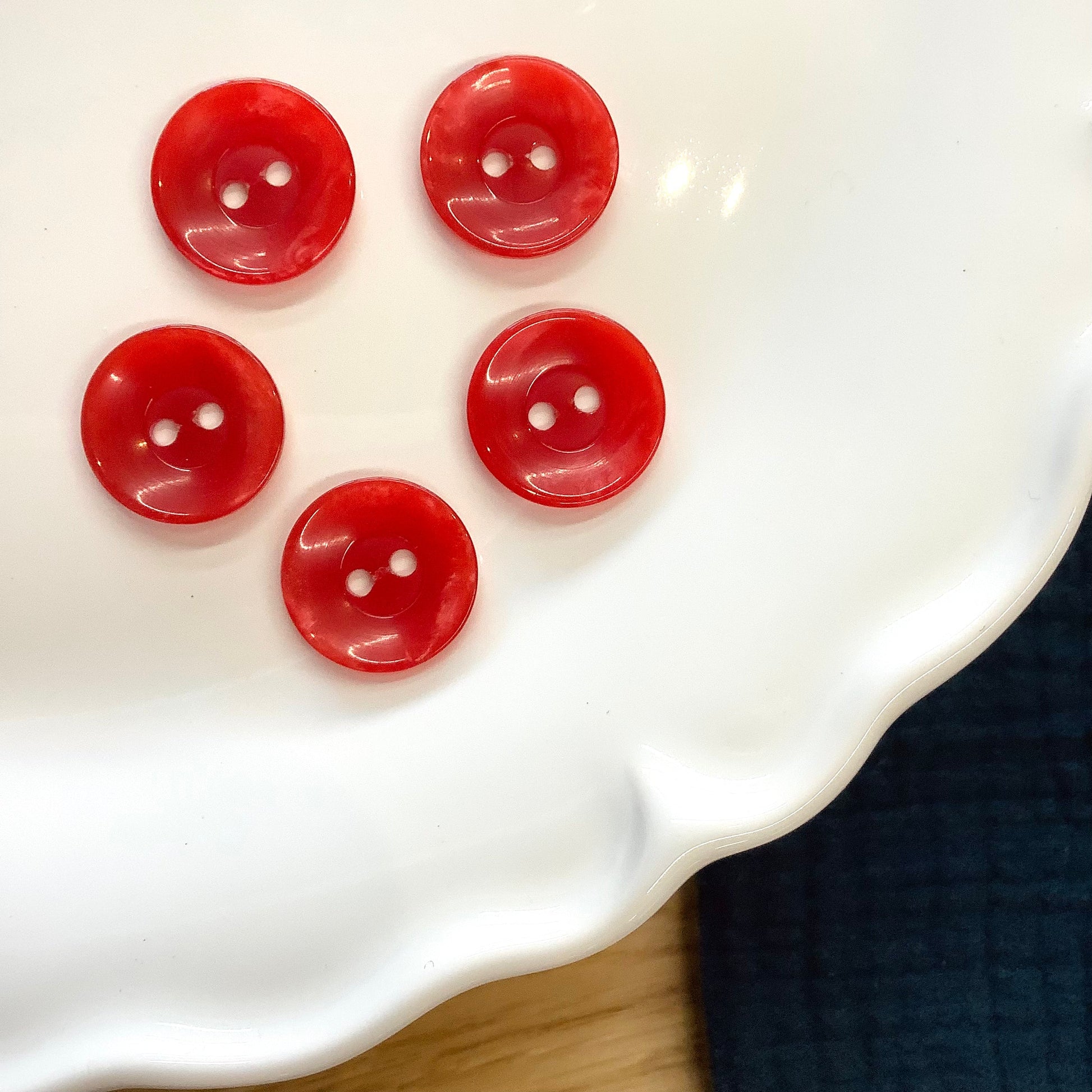 Elan ; bouton à 2 trous, rouge, 18 mm