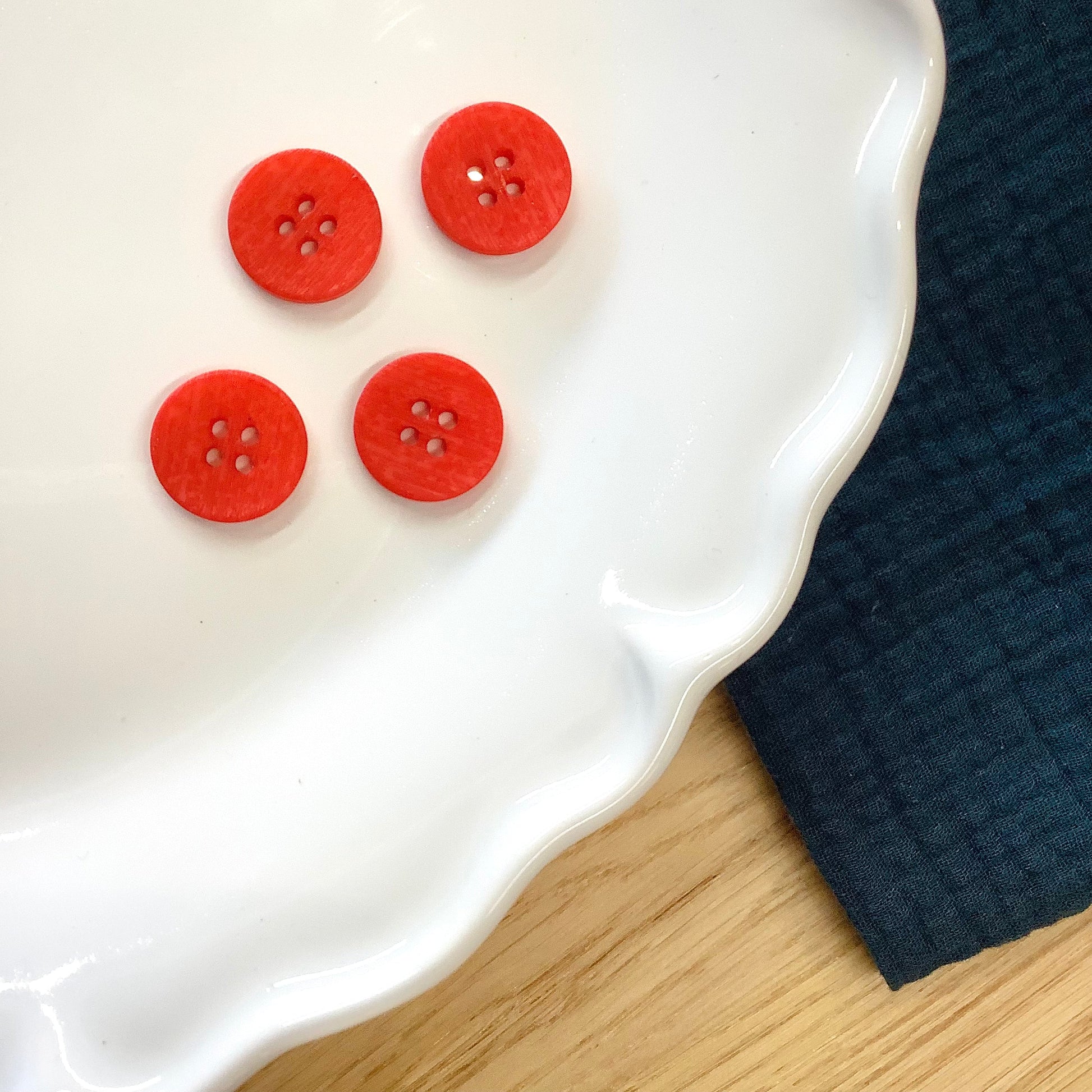 Elan ; Bouton 4 trous, rouge, 15 mm