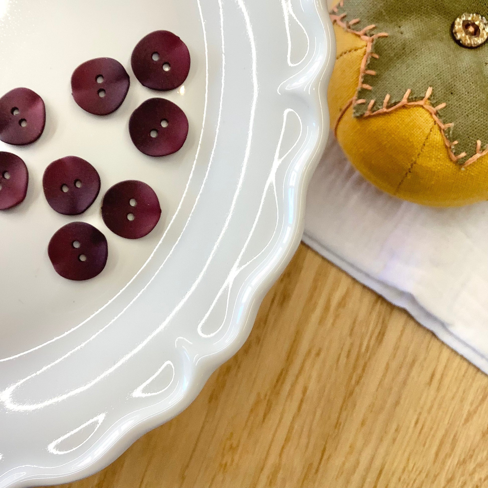 Elan ; Bouton à 2 trous, prune, 15 mm