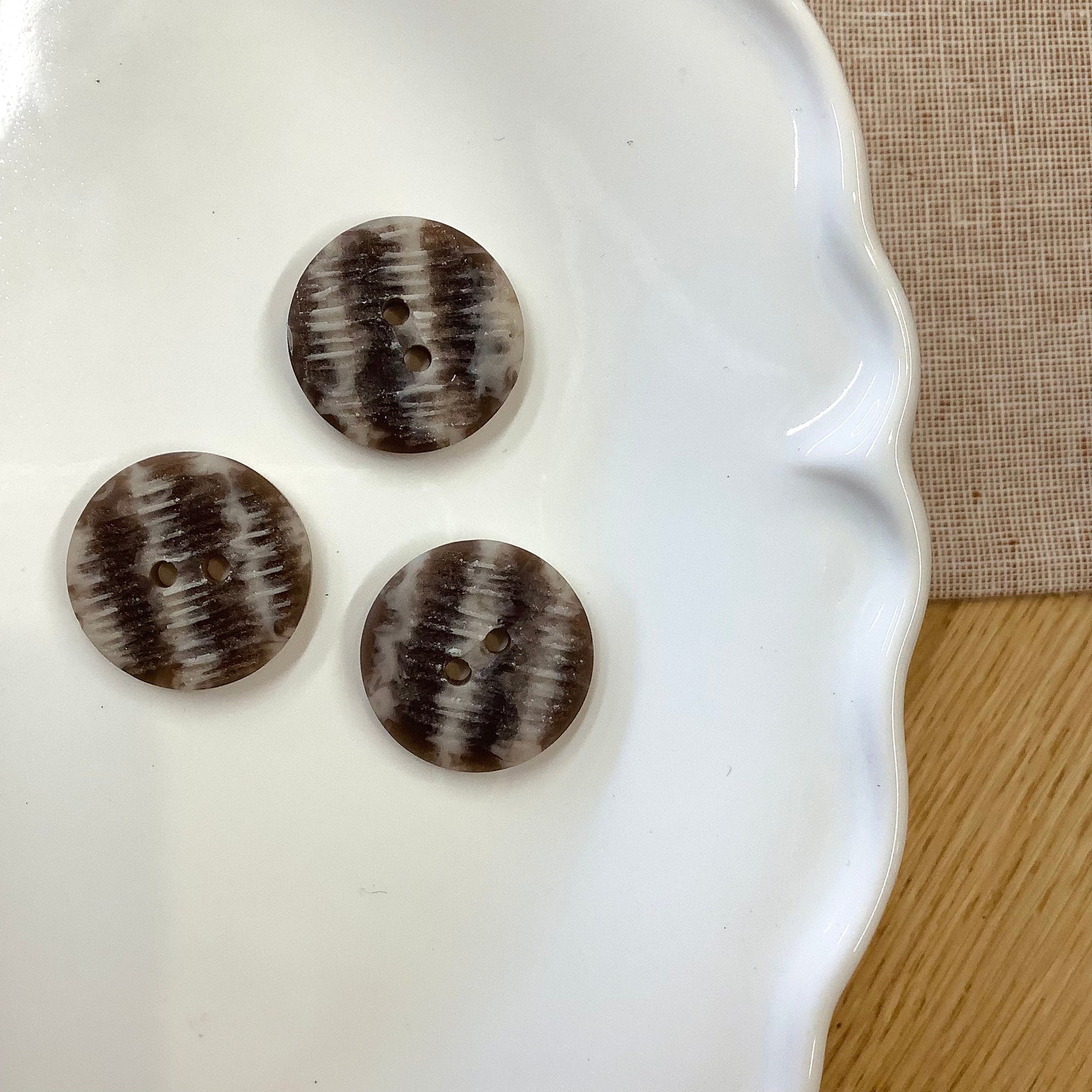 Elan ; Bouton 2 trous, marron, 23 mm