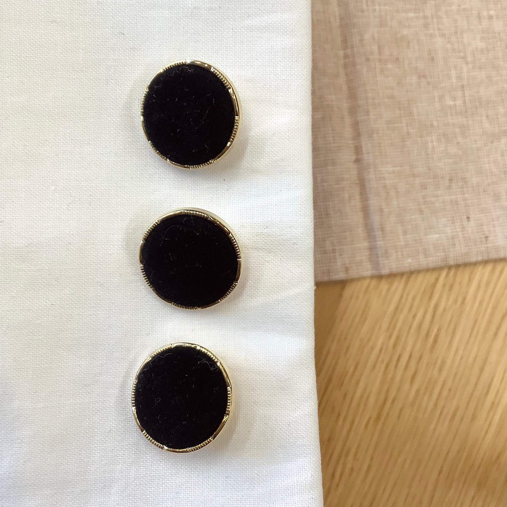 Elan ; Bouton recouvert de velours noir et or, 21 mm