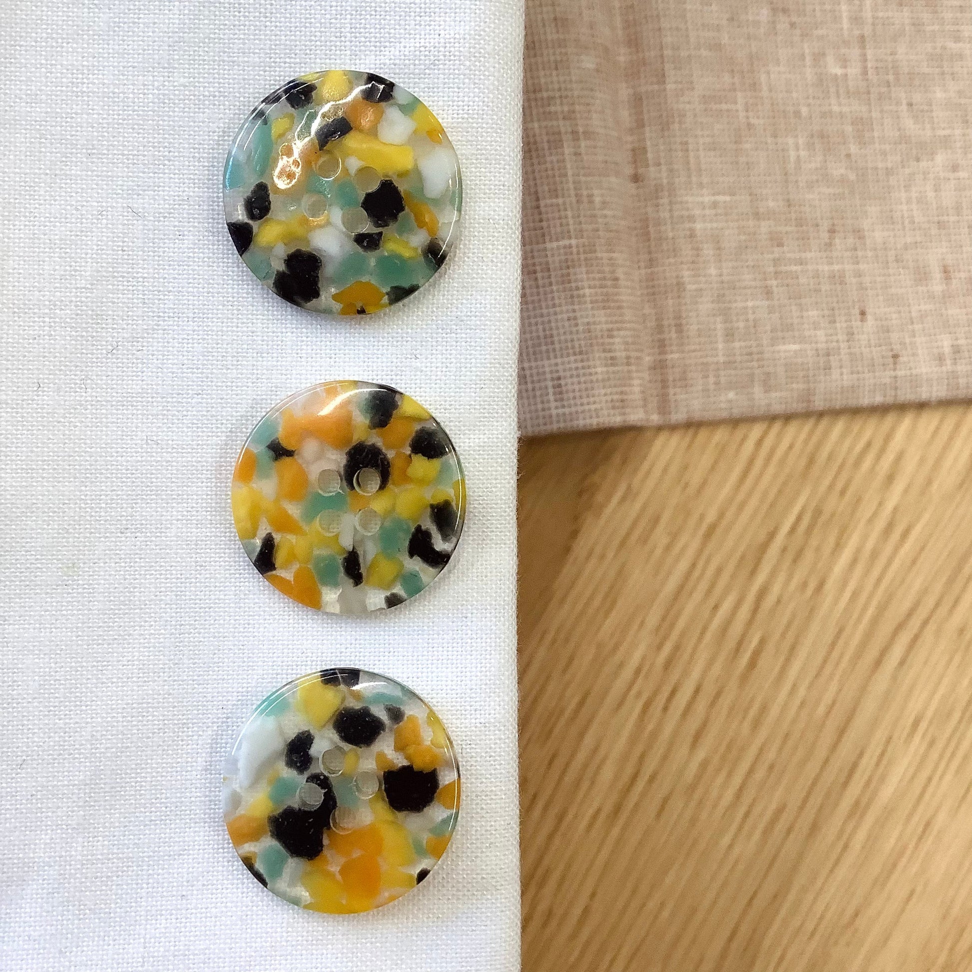 Elan ; Bouton 4 trous, multicolore pâle, 20 mm