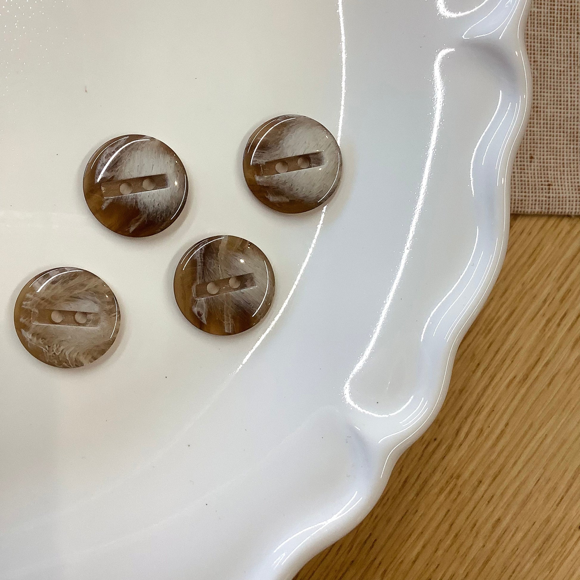 Elan ; Bouton à 2 trous, marron, 18 mm