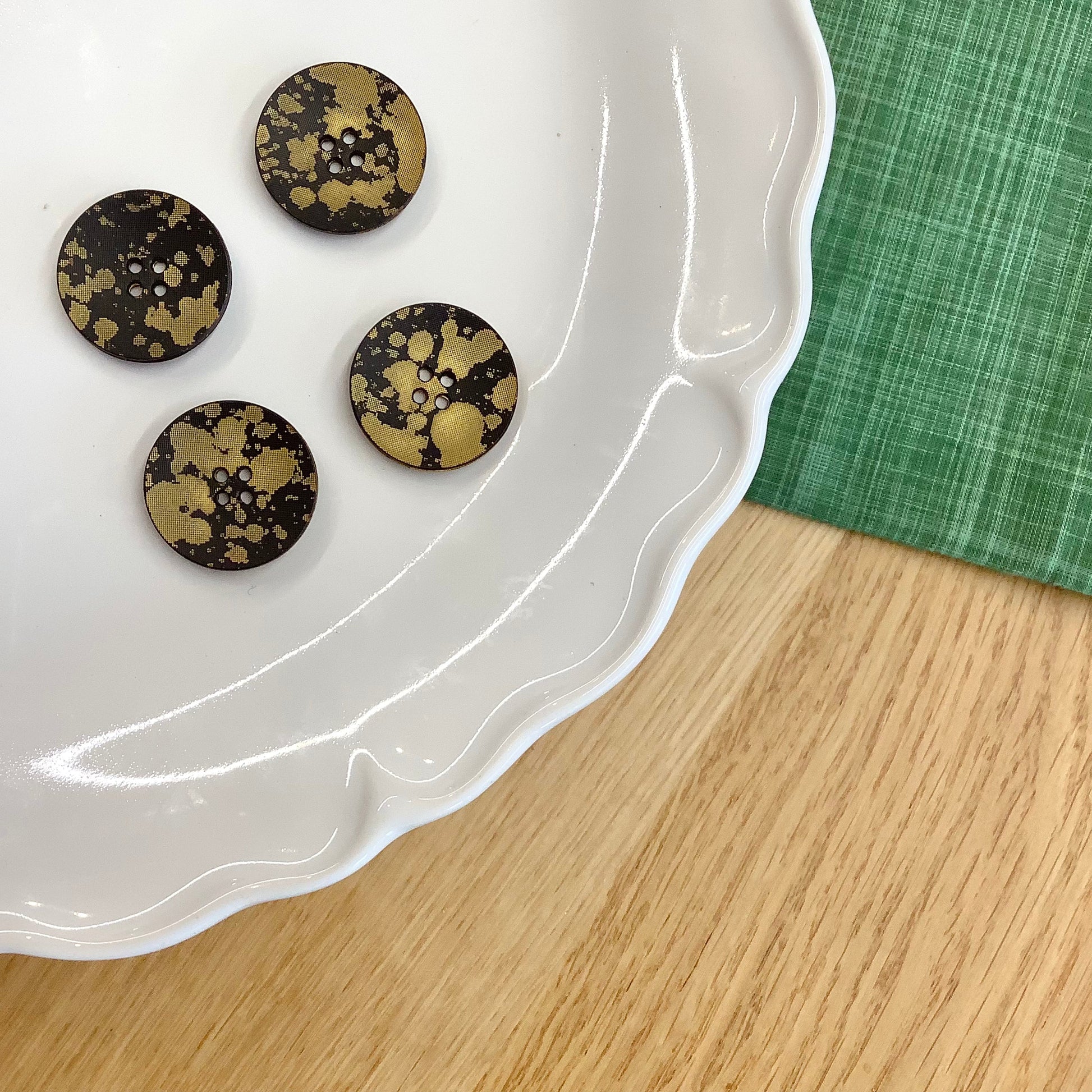 Elan ; Bouton 4 trous, noir et or, 23 mm