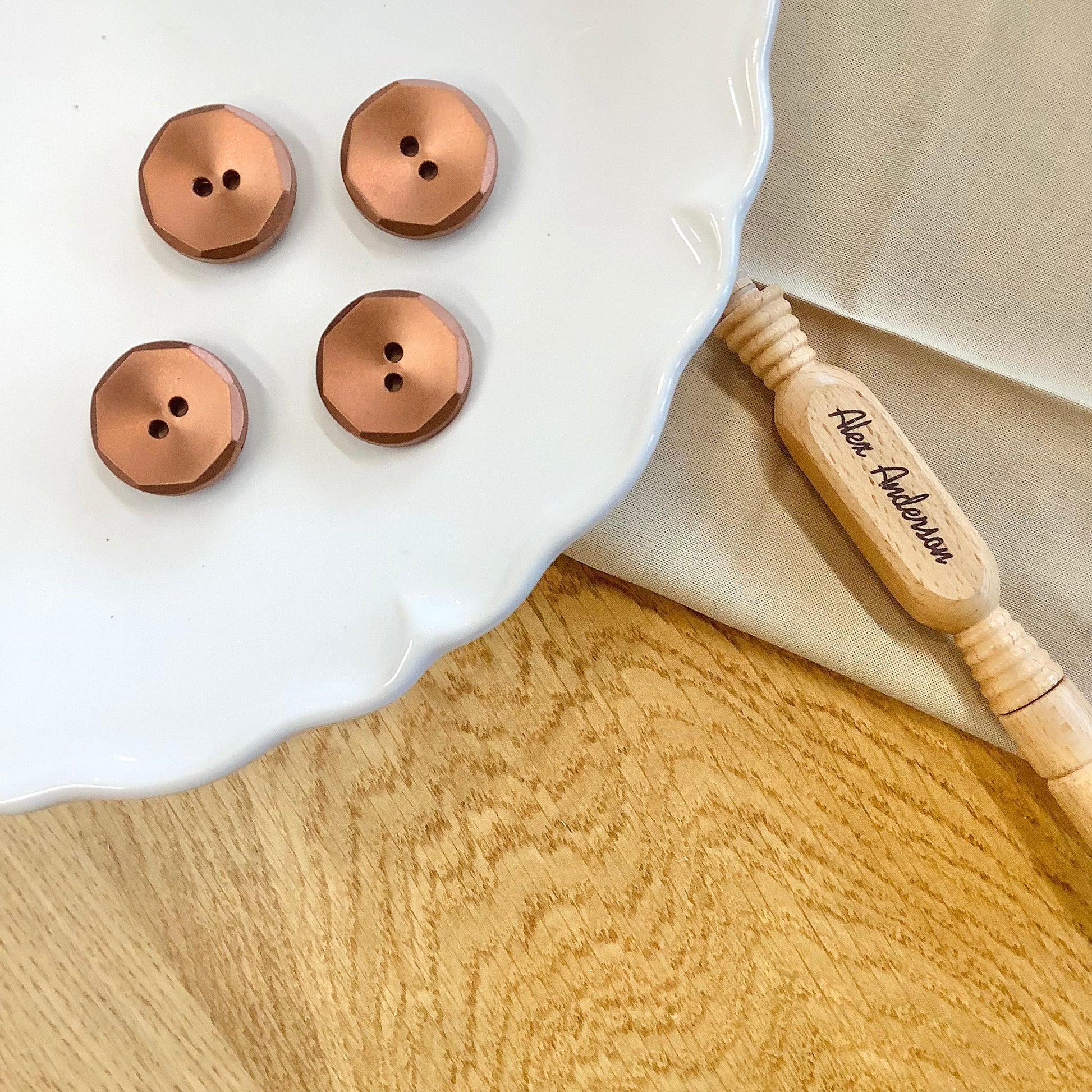 Elan ; bouton à 2 trous, cuivre doux, 23 mm