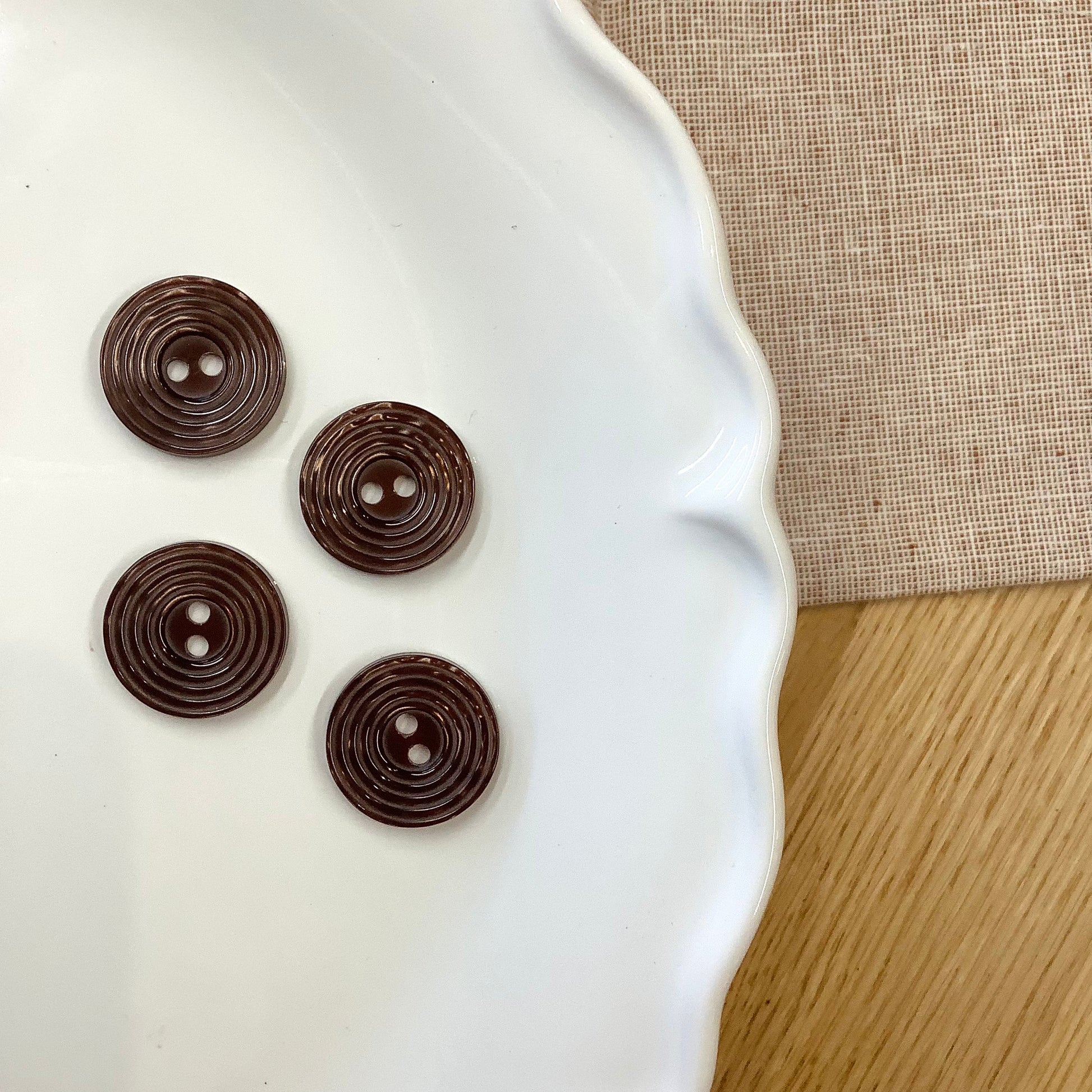 Elan ; bouton à 2 trous, marron, 19 mm