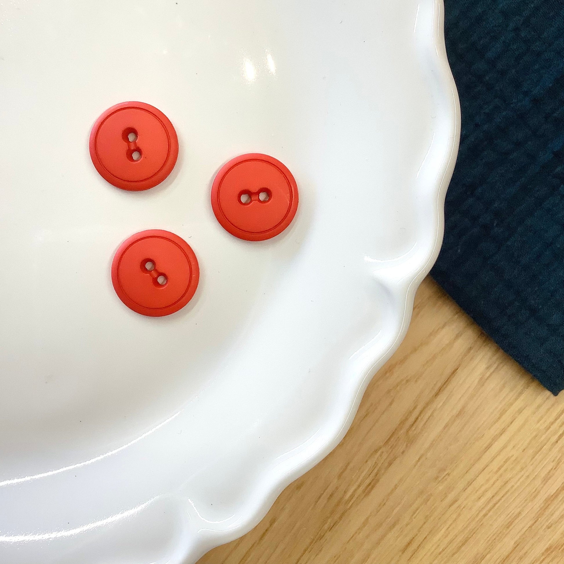 Elan ; Bouton à 2 trous, rouge, 20 mm