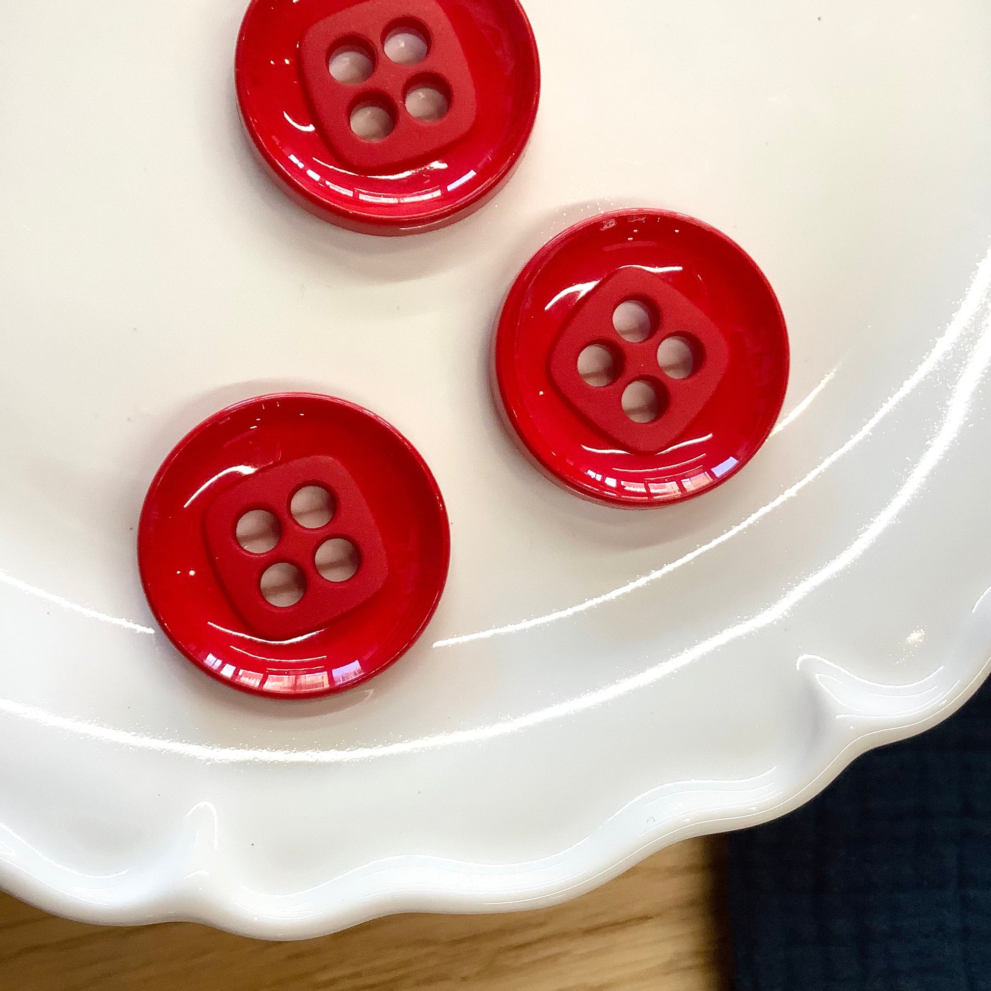 Elan ; Bouton 4 trous, rouge, 34 mm