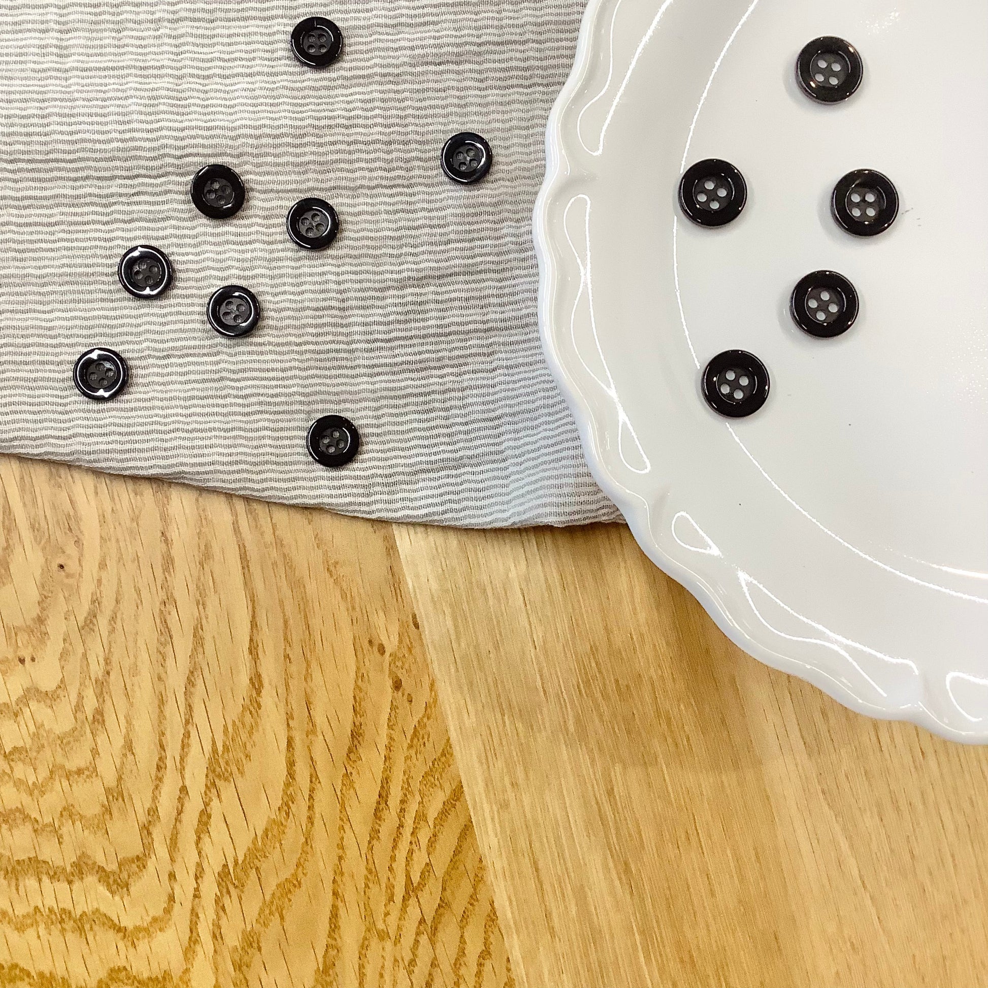 Elan ; Bouton 4 trous, noir - 9/16"