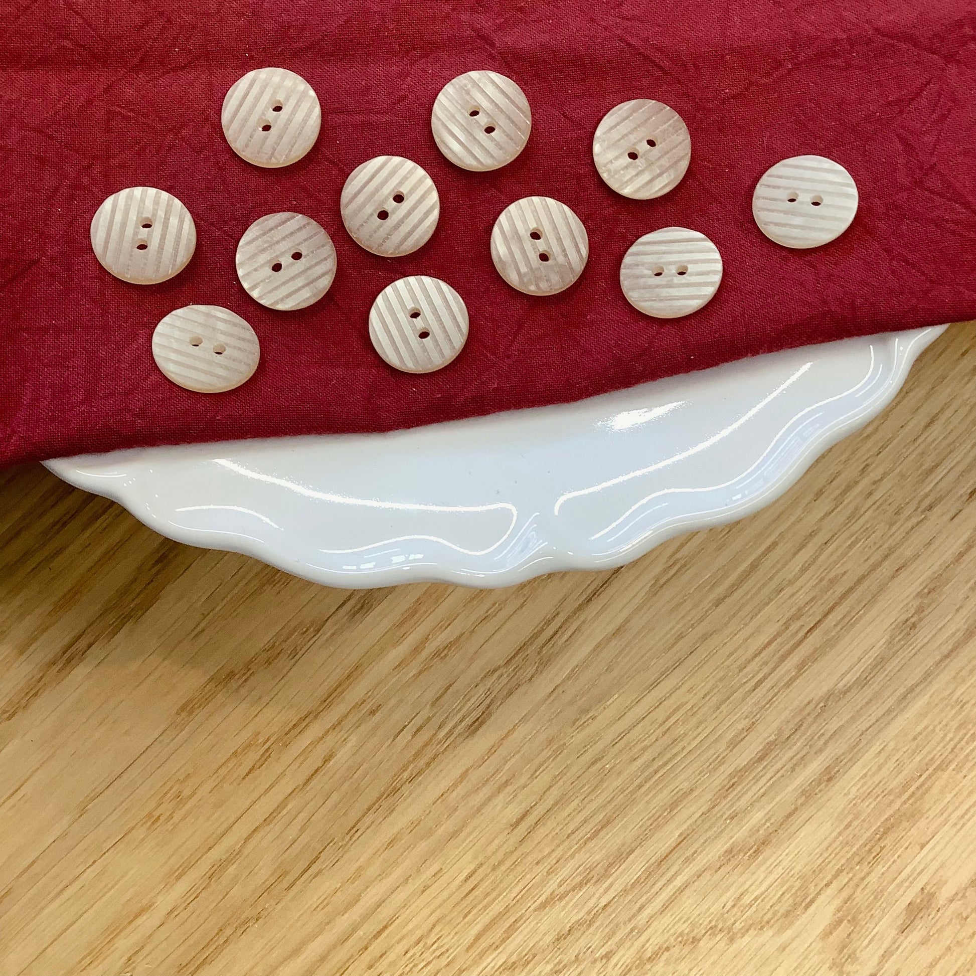 Elan ; bouton à 2 trous, beige, 18 mm