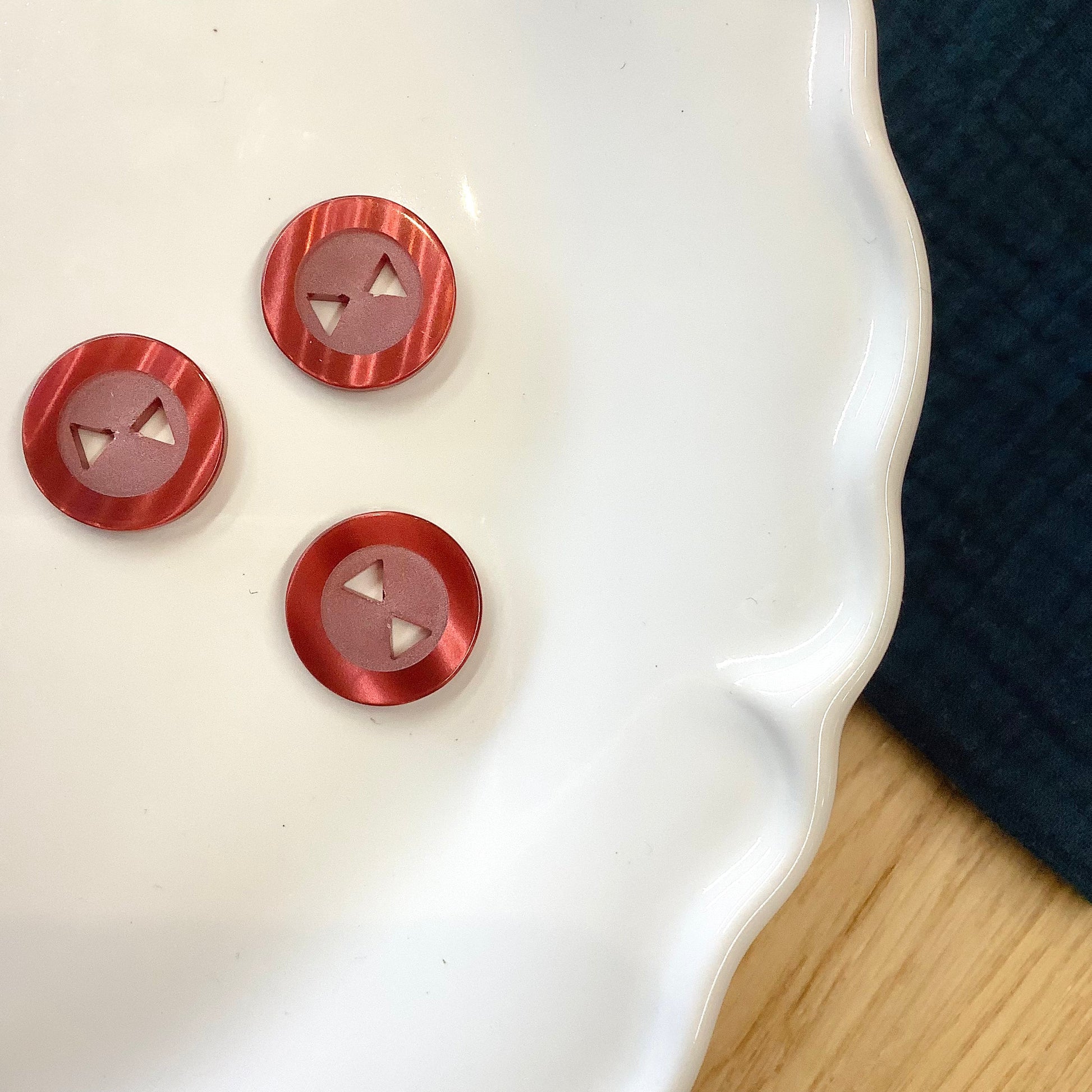 Elan ; Bouton 2 trous, vin, 18 mm