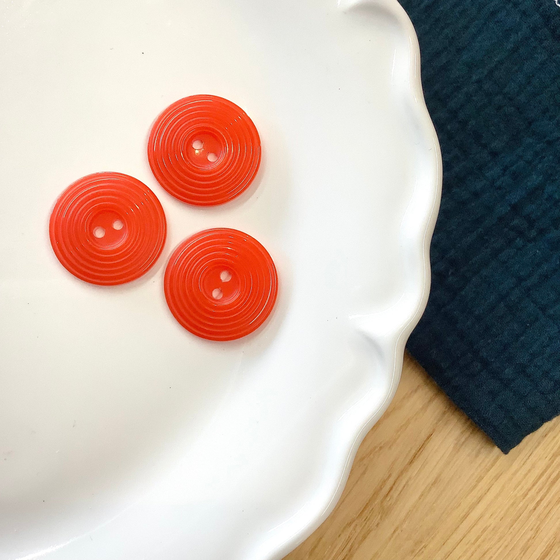 Elan ; Bouton à 2 trous, orange, 25 mm