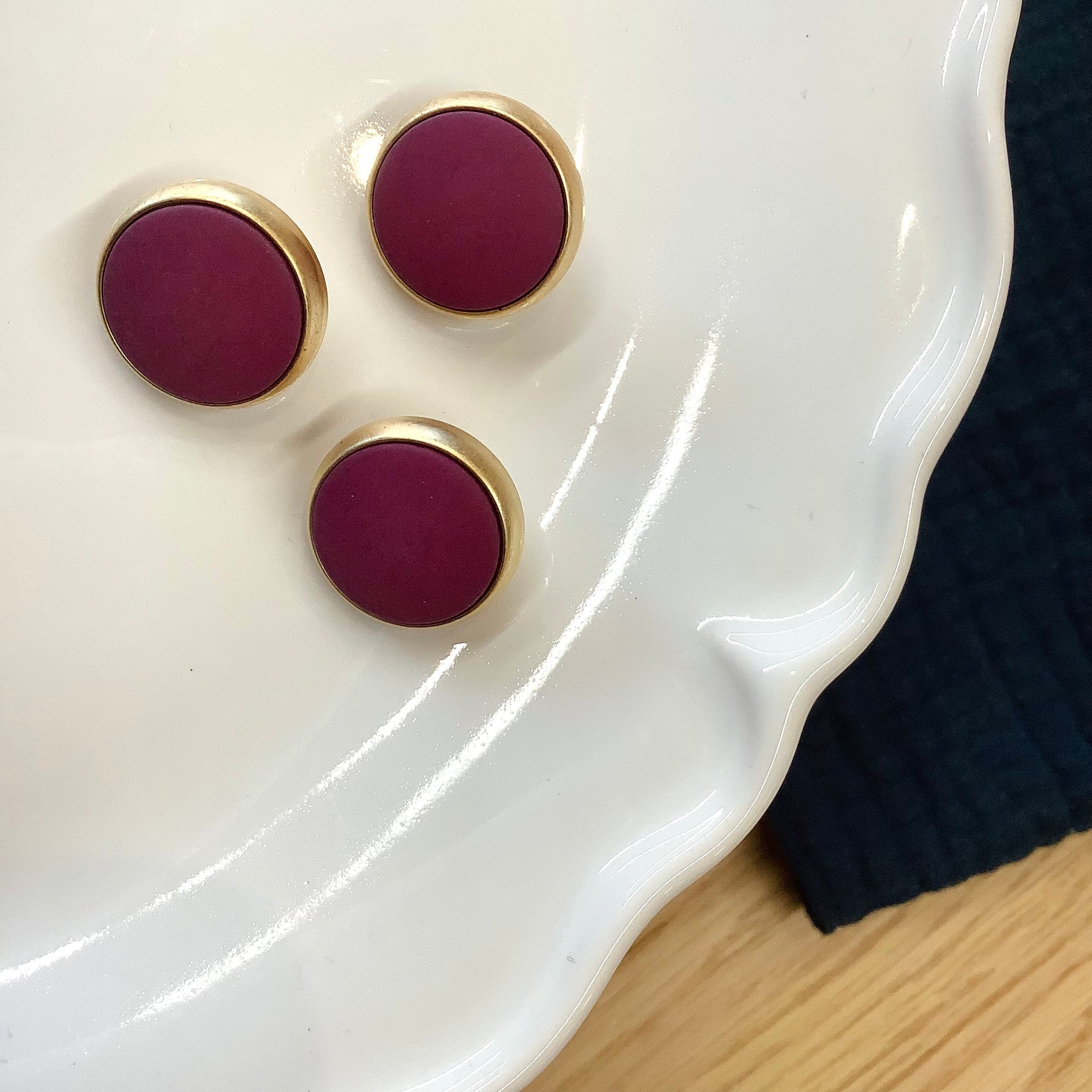 Elan ; Bouton à tige, prune et or, 18 mm