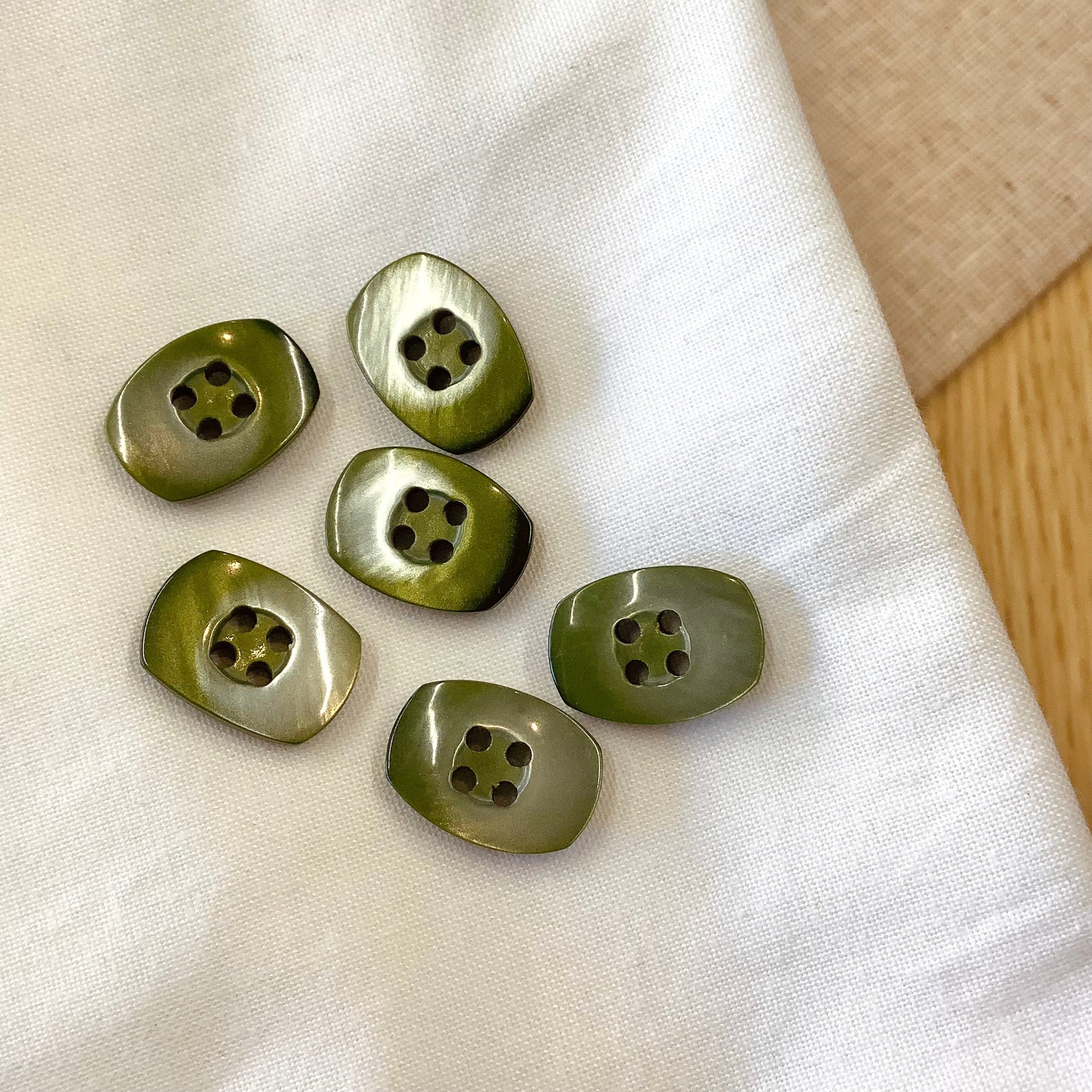 Elan ; Bouton 4 trous, vert, 18 mm