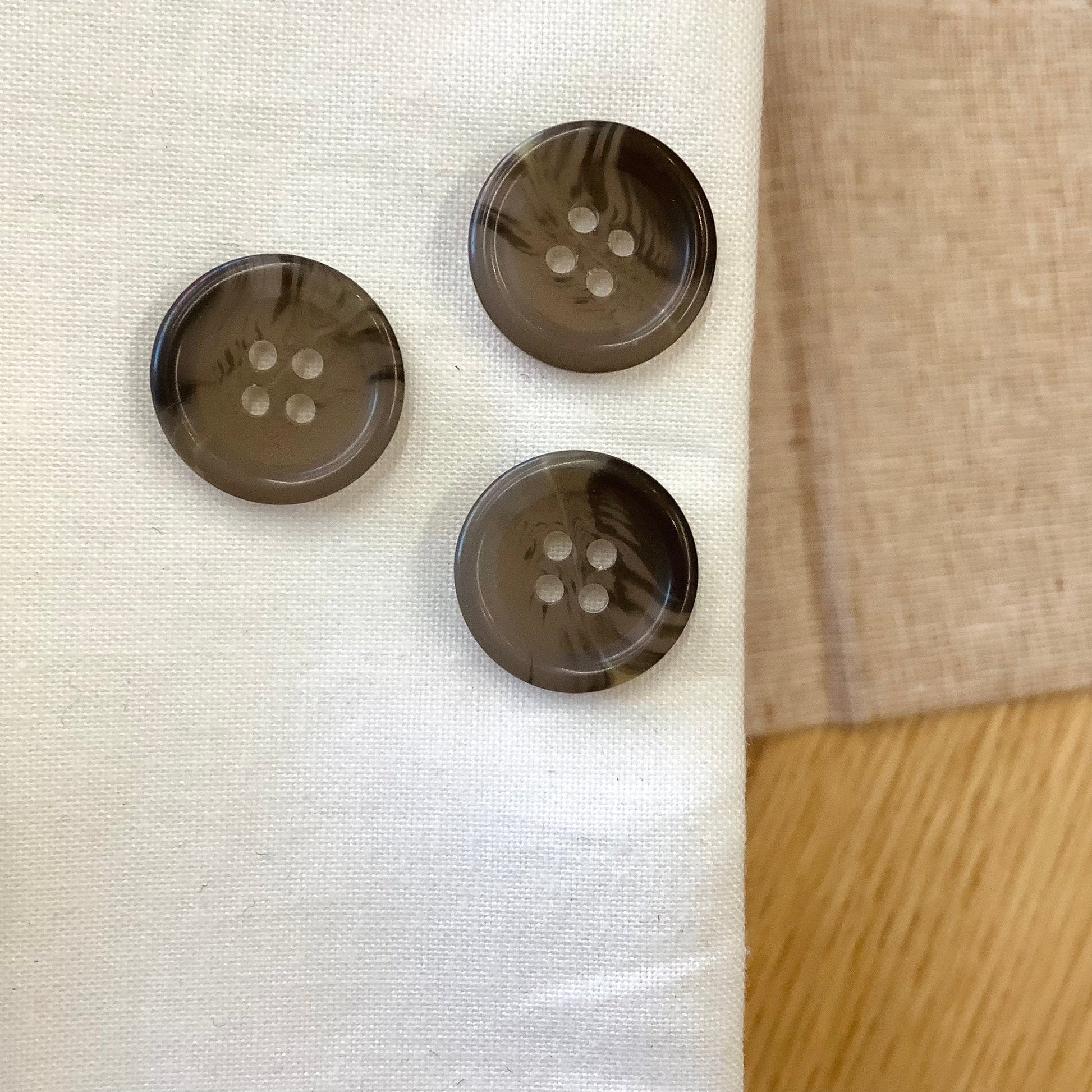 Elan ; Bouton 4 trous, gris, 18 mm