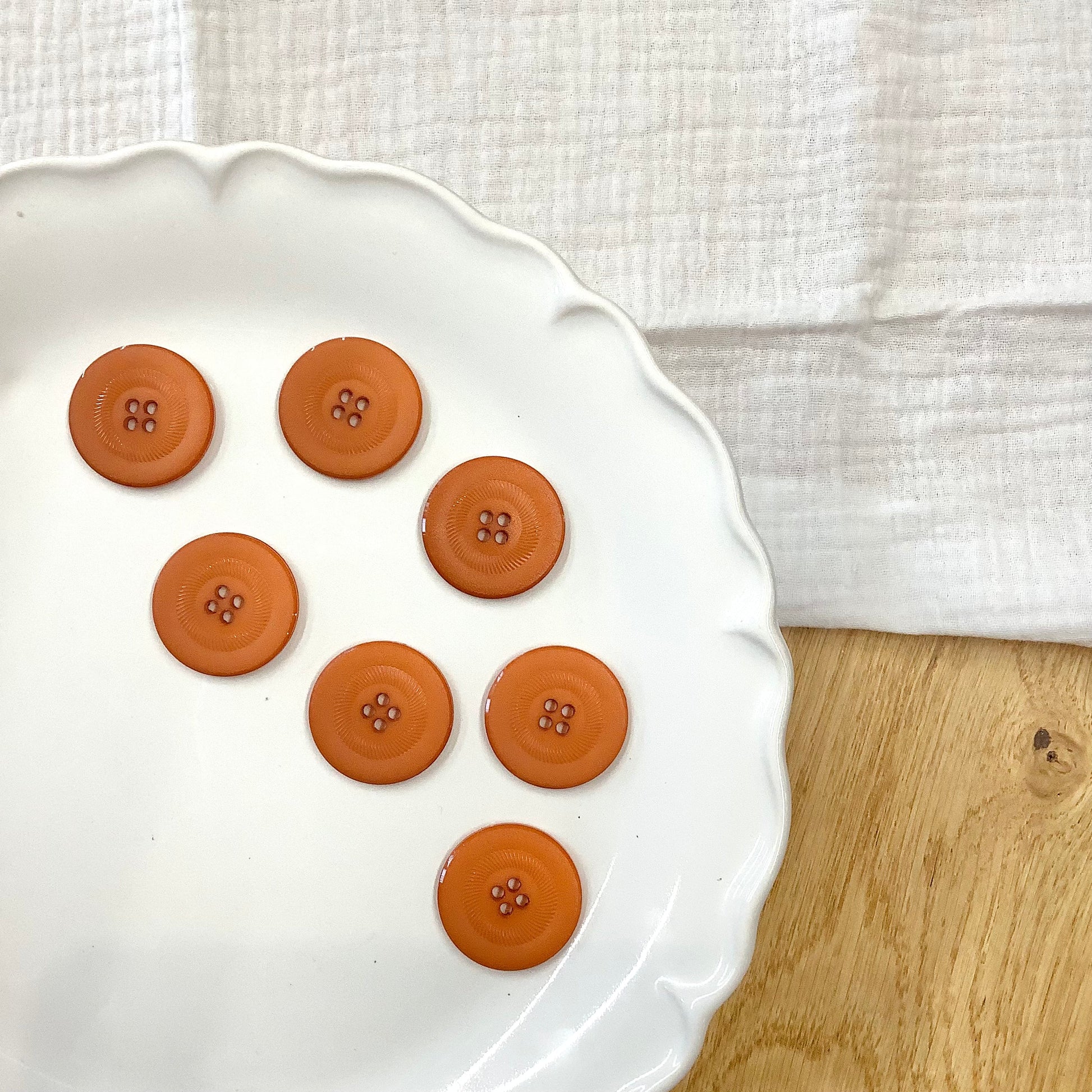 Elan ; Bouton 4 trous, pêche foncé, 18 mm