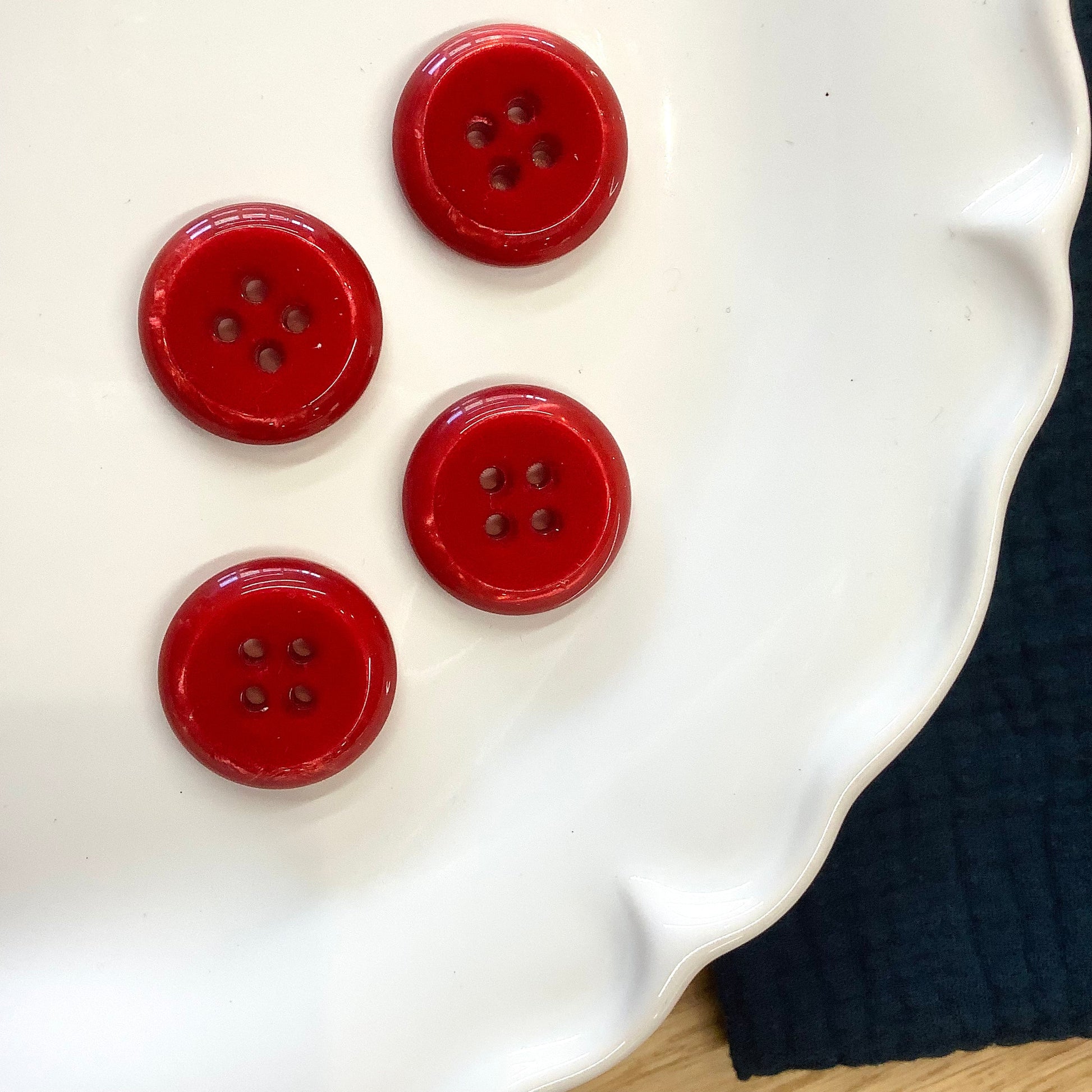 Elan ; Bouton 4 trous, rouge, 23 mm