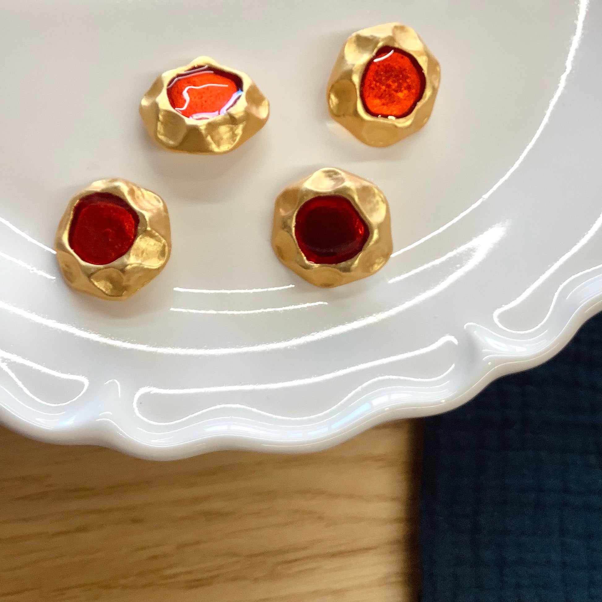 Elan ; Bouton à tige, rouge et or, 25 mm