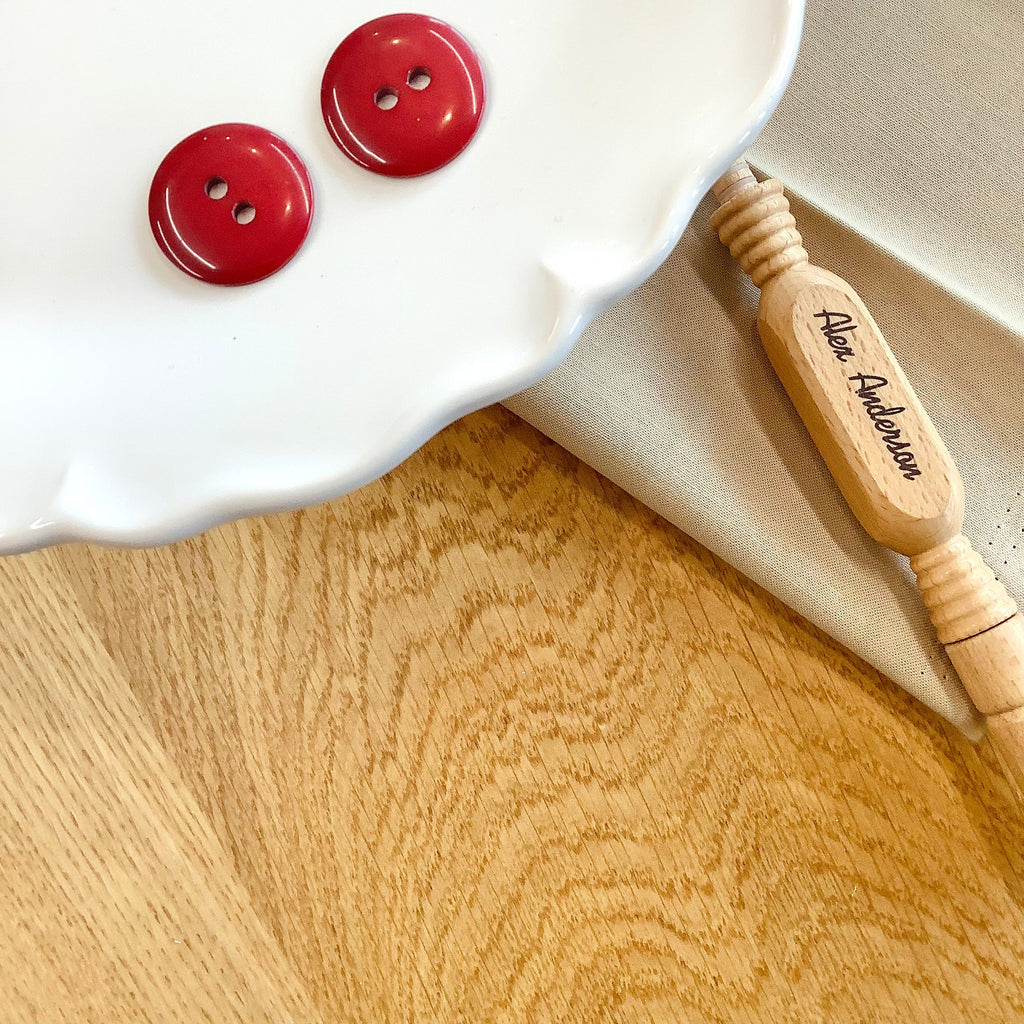 Elan ; Bouton à 2 trous, vin, 23 mm