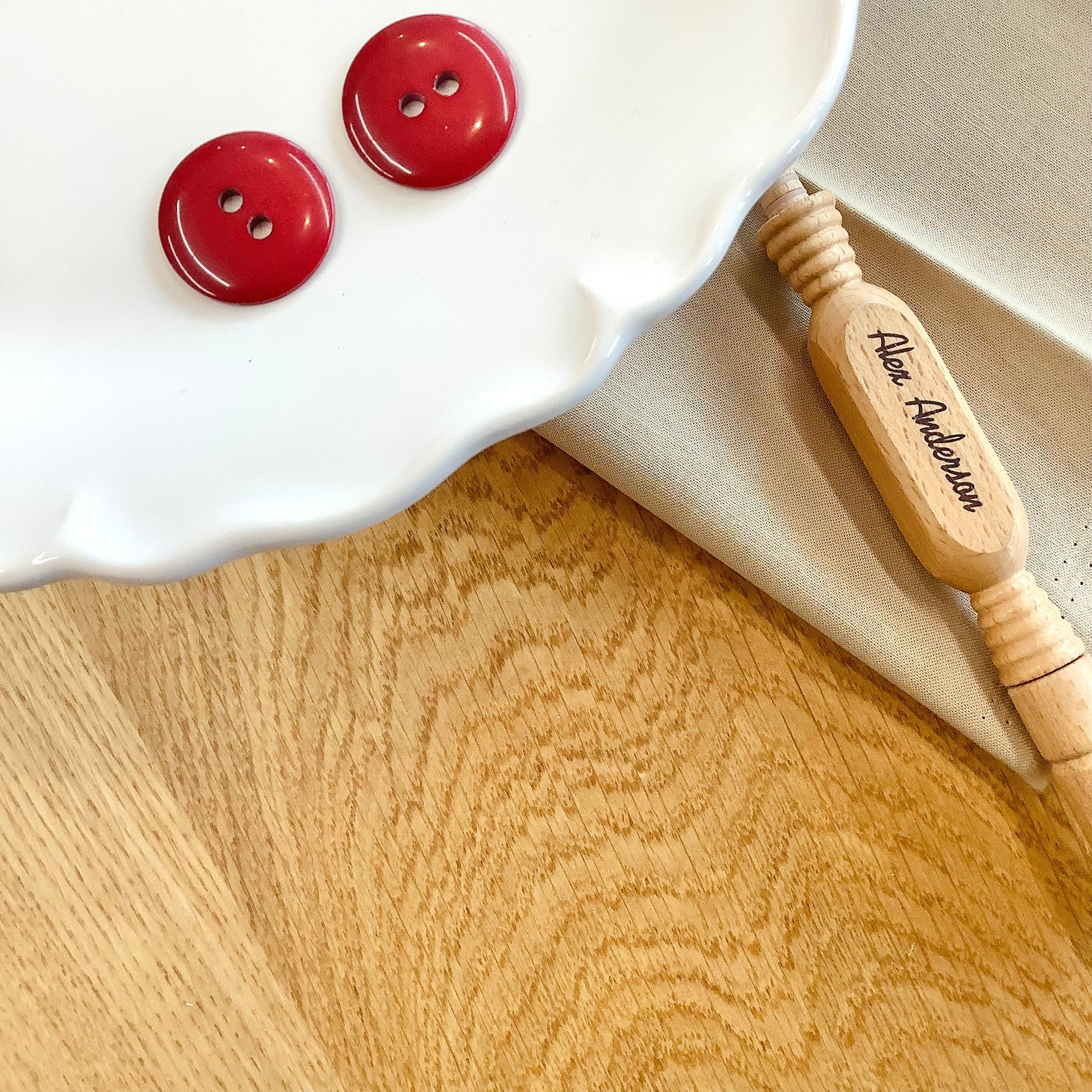 Elan ; Bouton à 2 trous, vin, 23 mm