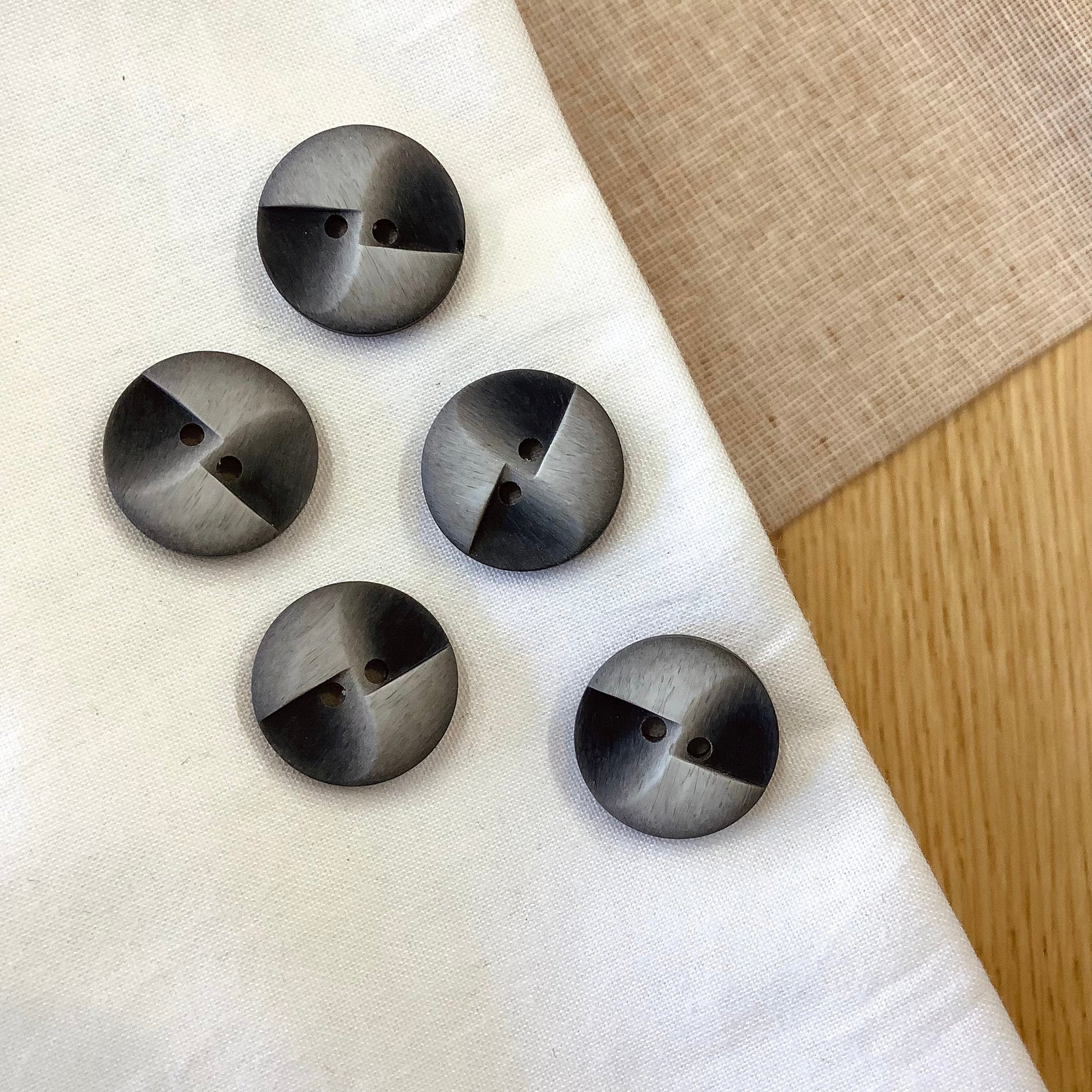 Elan ; Bouton à 2 trous, gris, 20 mm