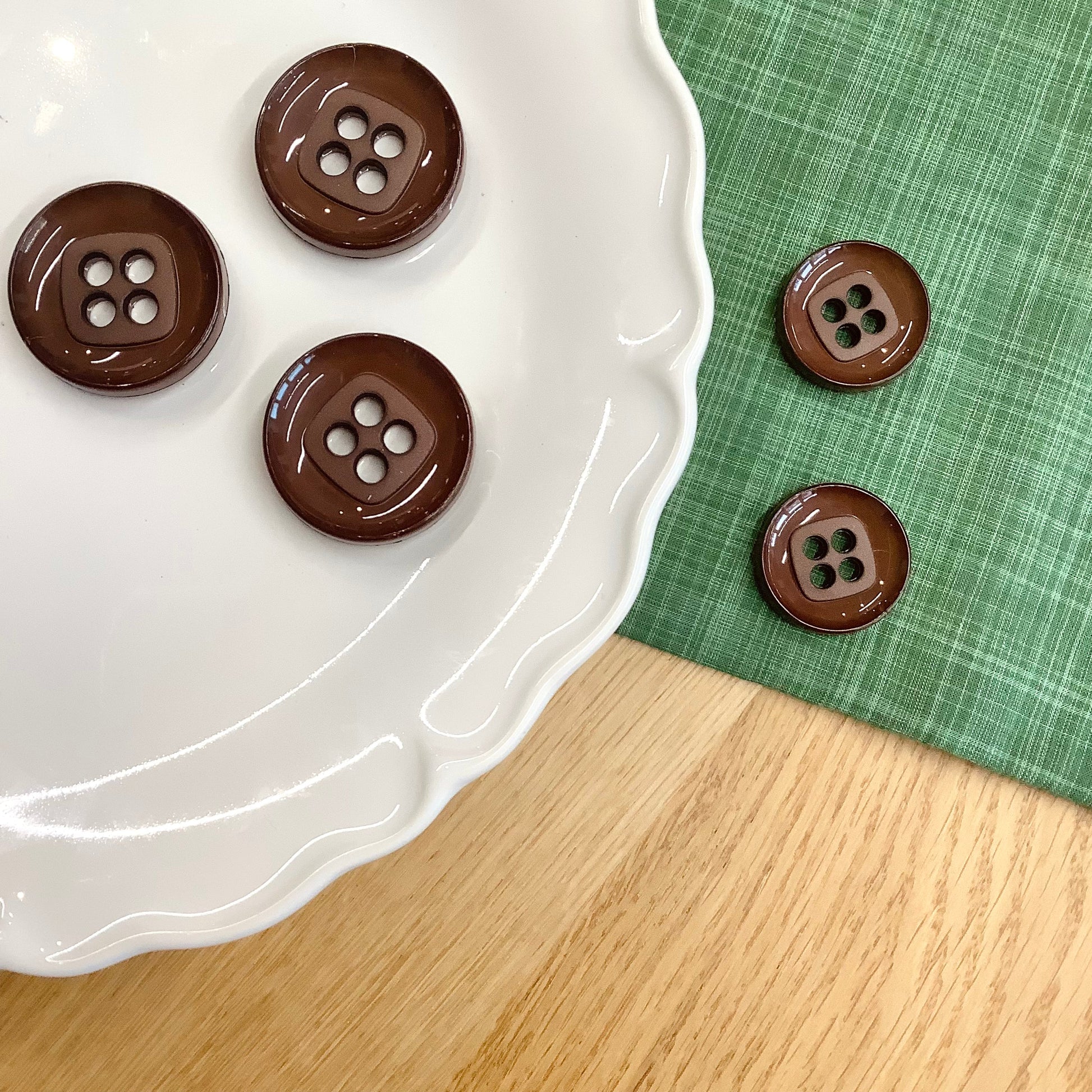 Elan ; Bouton 4 trous, marron, 34 mm