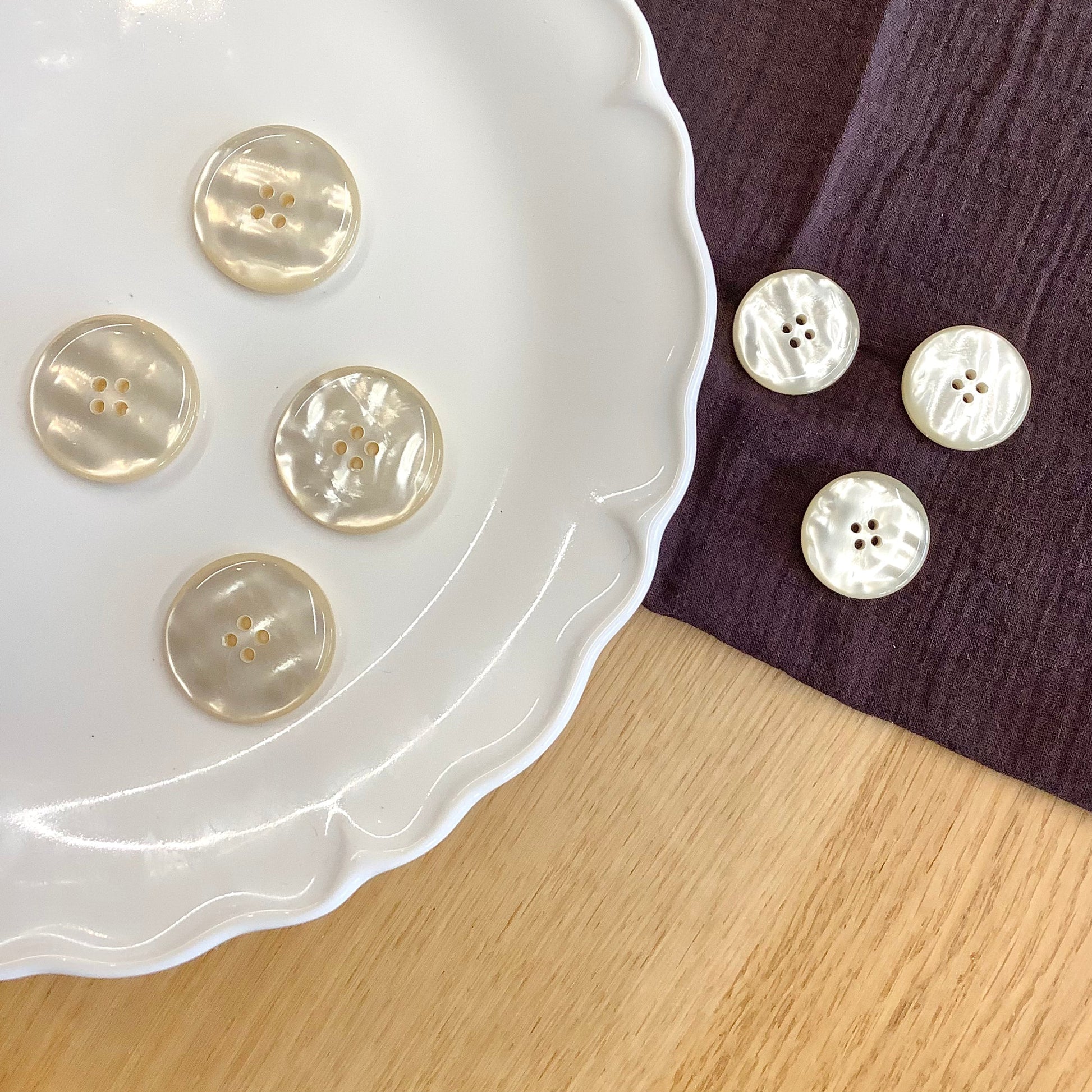 Elan ; Bouton 4 trous, perle, 28 mm