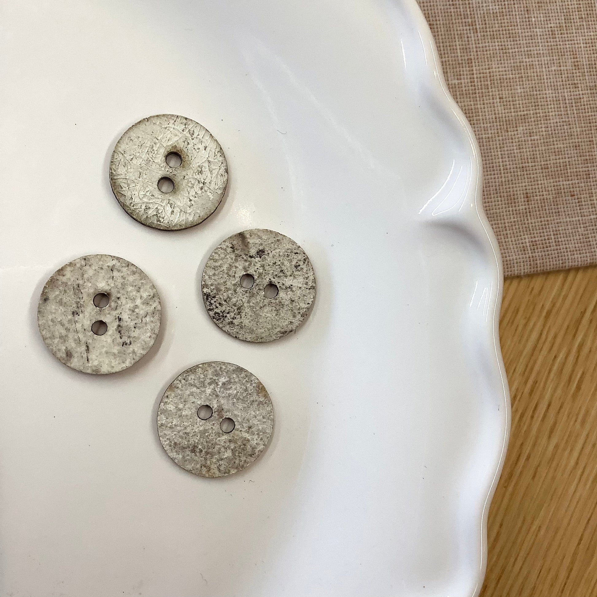 ELAN ; Bouton 2 trous, écru - 20 mm