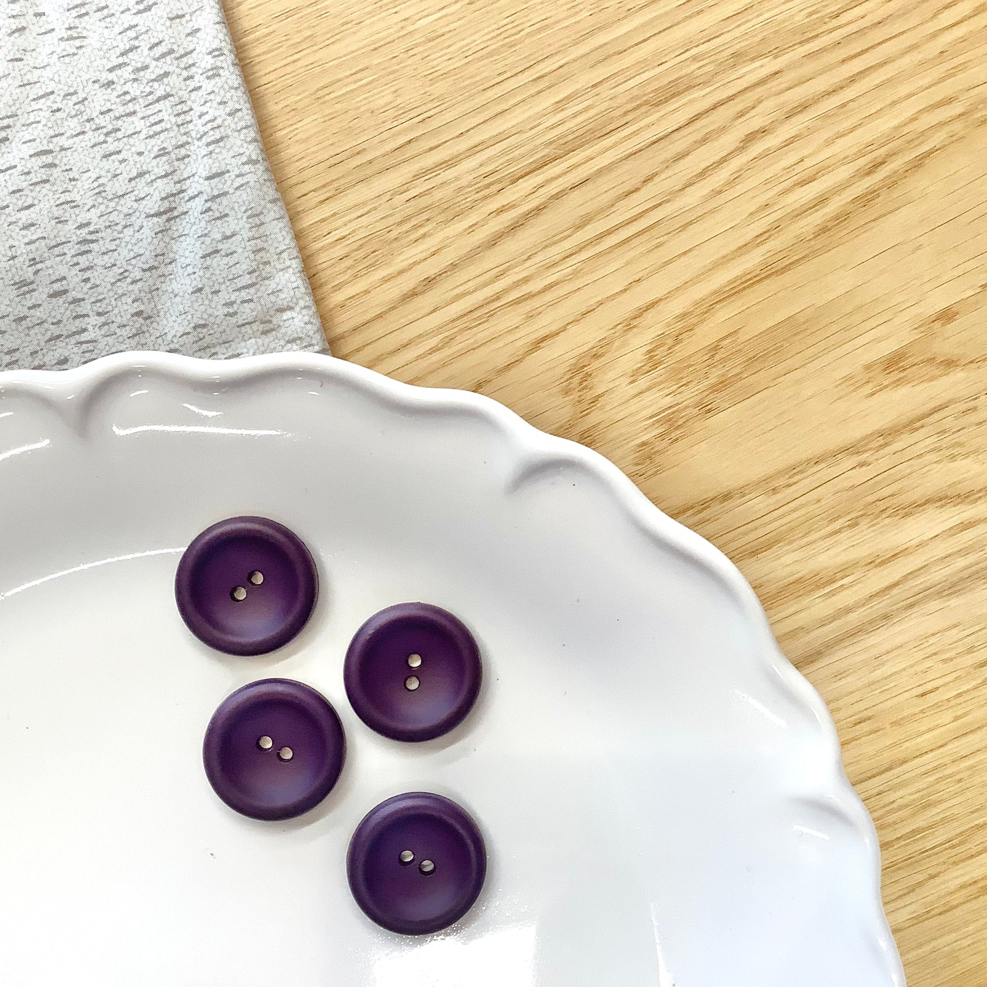 Elan ; Bouton à 2 trous, violet, 20 mm