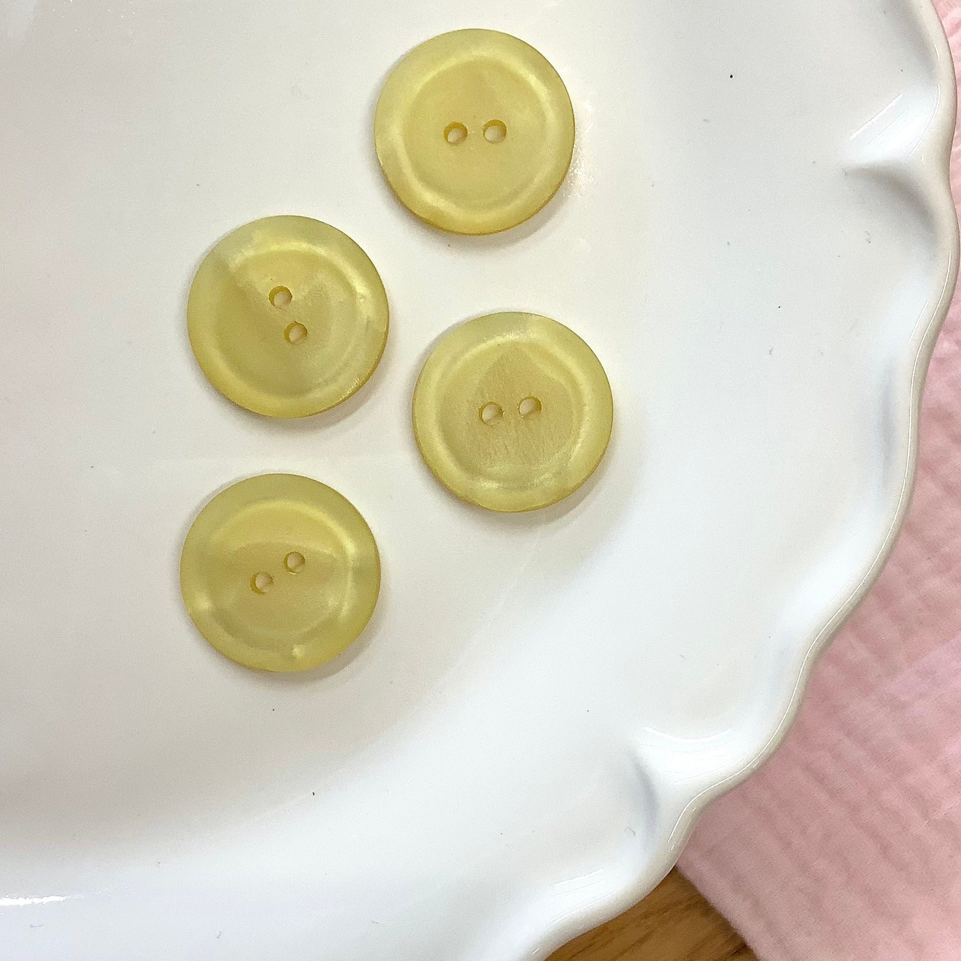 Elan ; Bouton à 2 trous, jaune, 23 mm