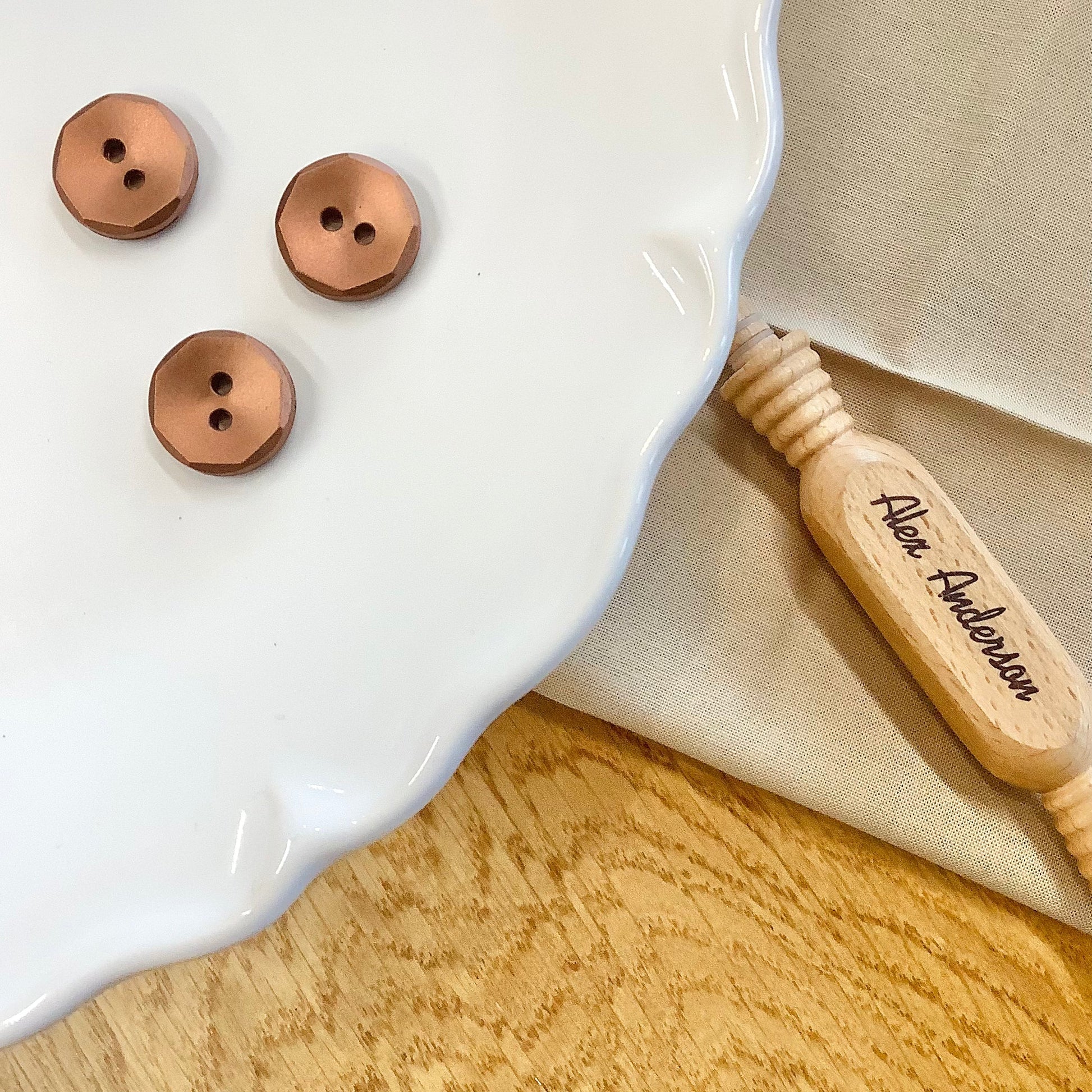 Elan ; bouton à 2 trous, cuivre doux, 15 mm