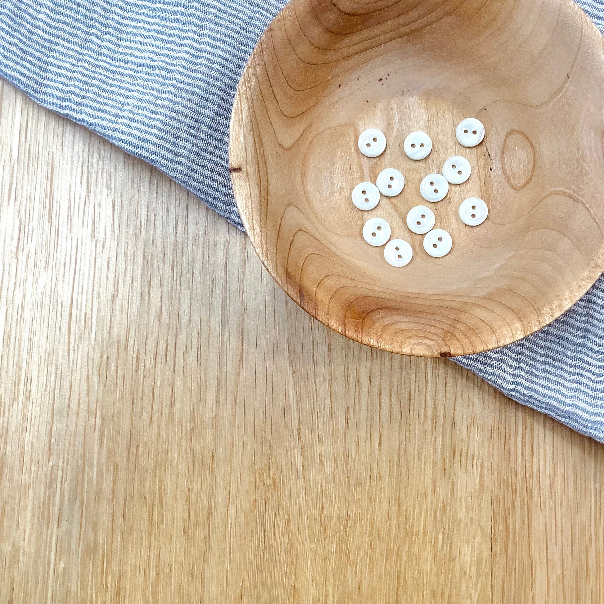 Élan ; Bouton 2 trous, écru - 3/8"