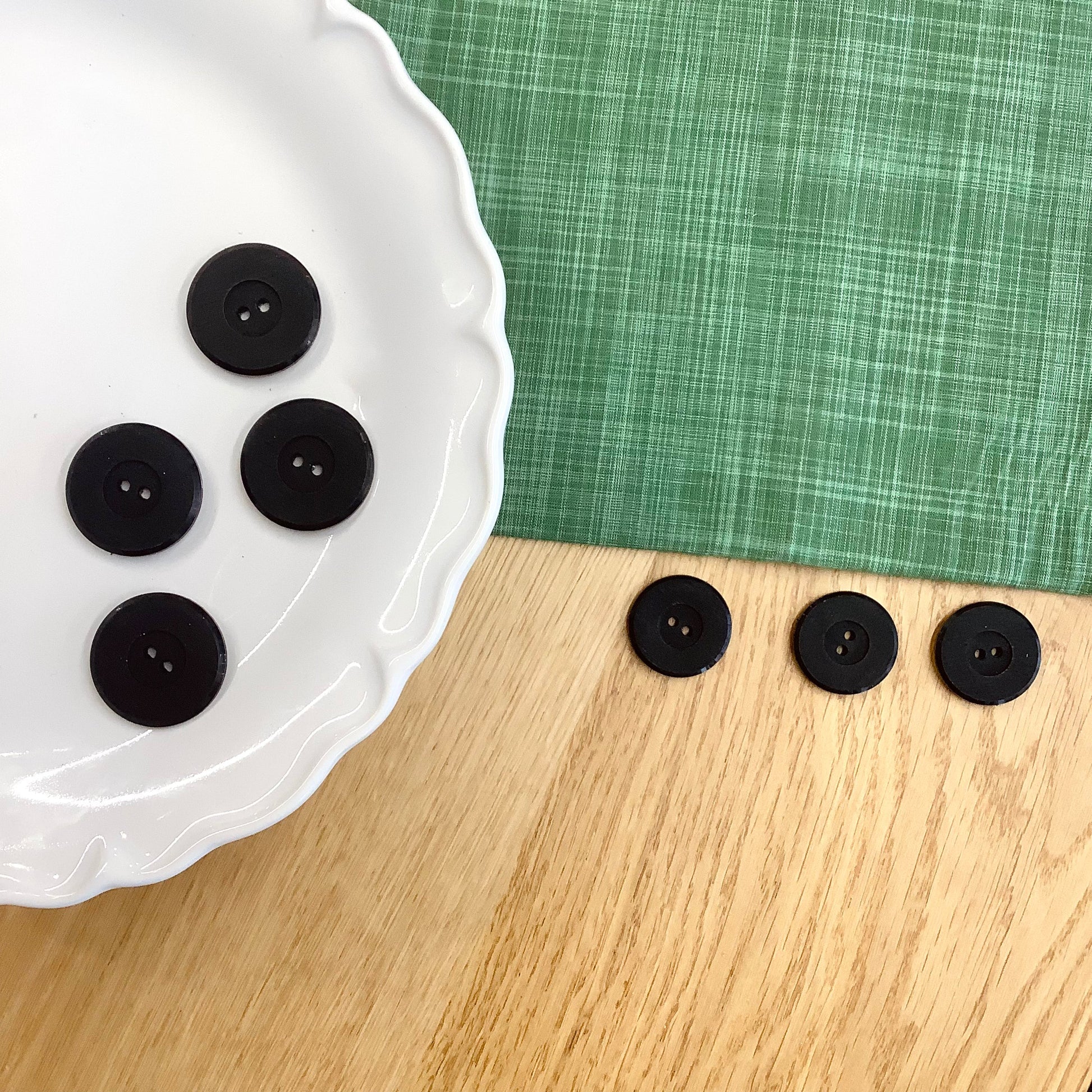 Elan ; Bouton à 2 trous, noir, 28 mm