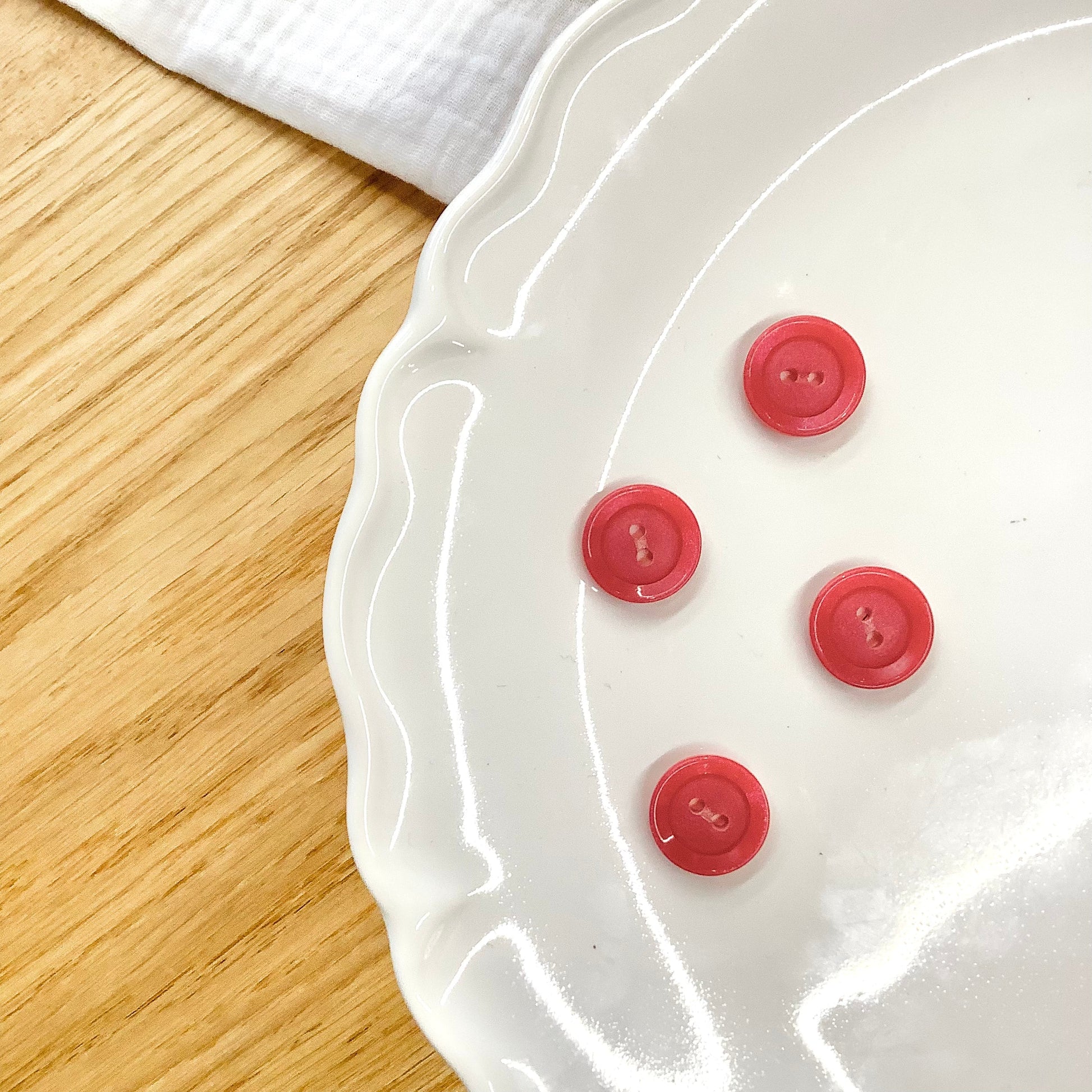 Elan ; bouton à 2 trous, rouge, 15 mm