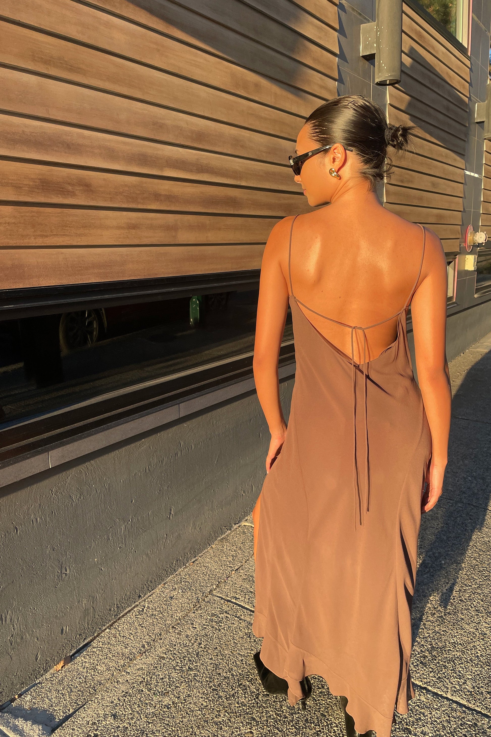 ROBE À BORDURES À VOLANTS