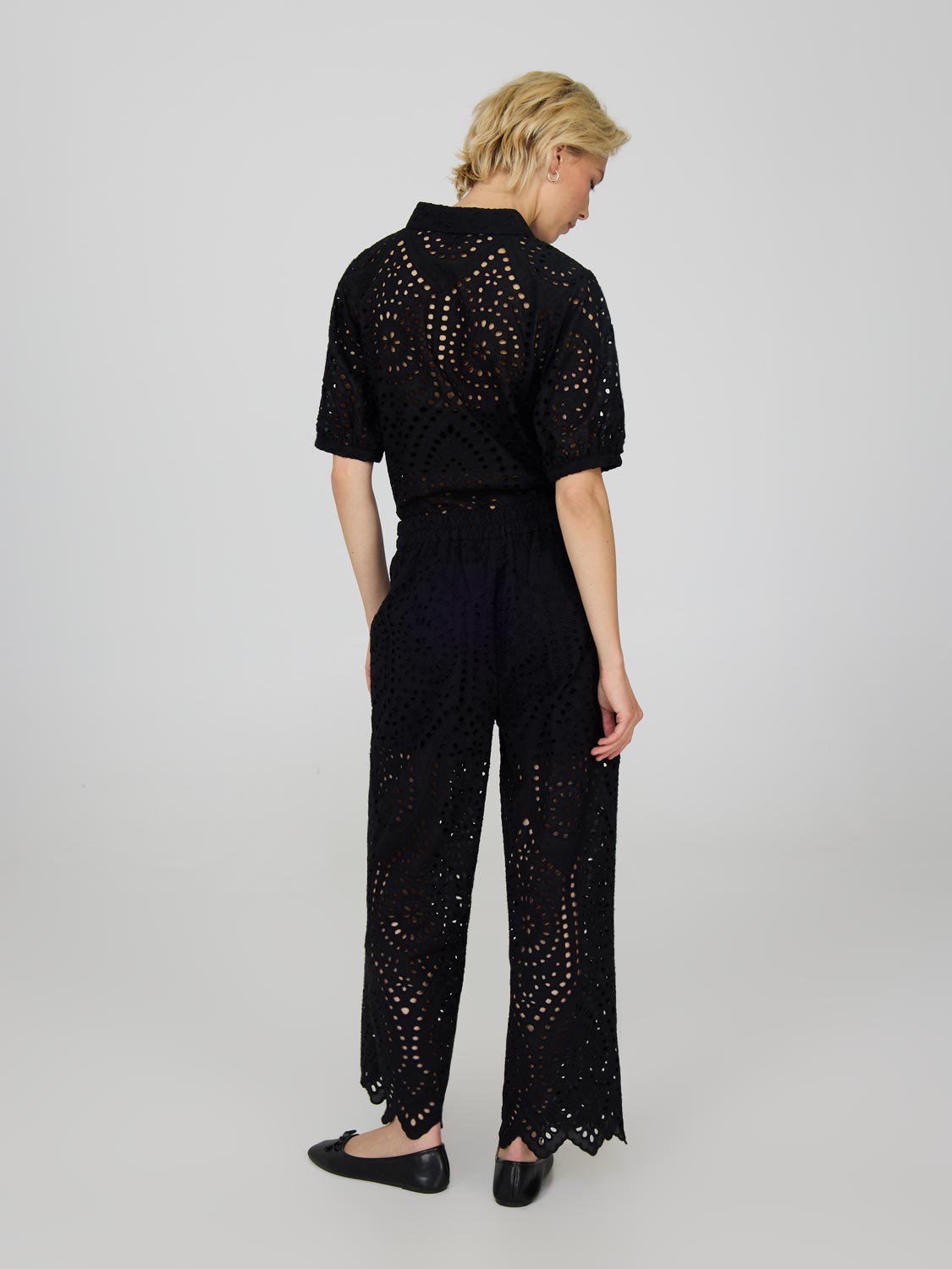 Pantalon court à œillets