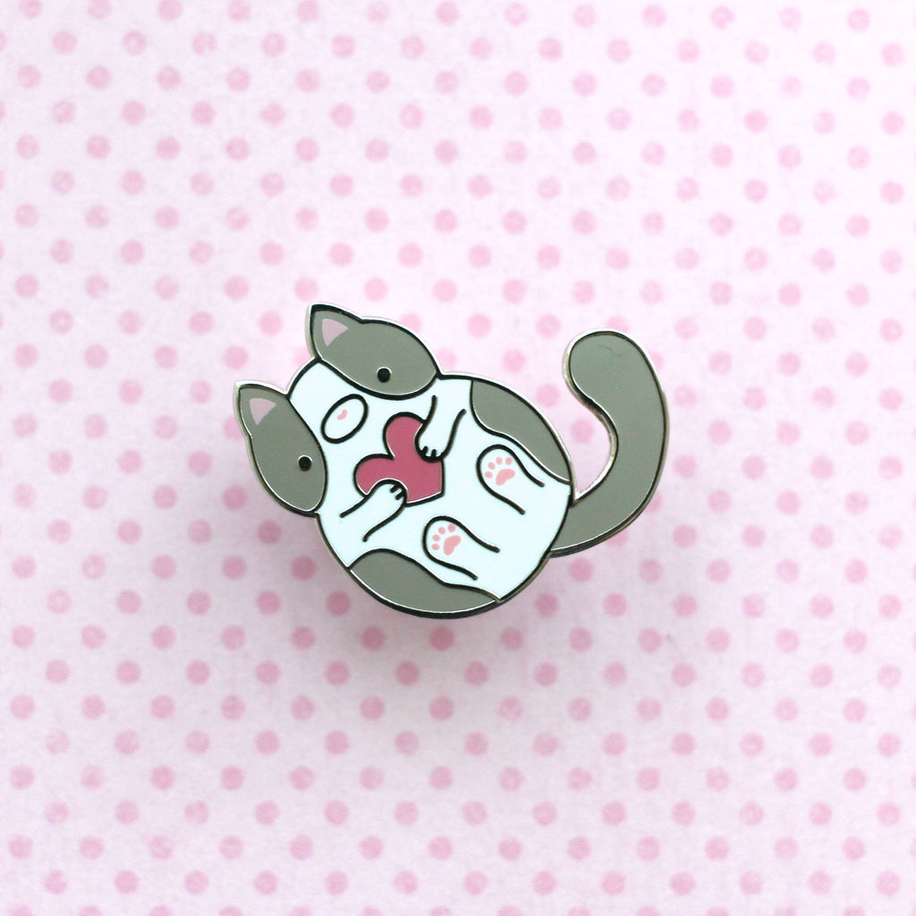 Ensemble de pins en émail bicolores en forme de chat. Joli cadeau