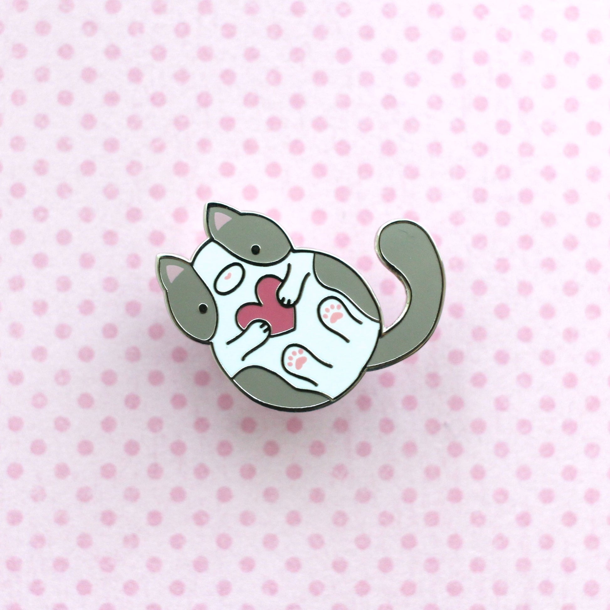 Ensemble de pins en émail bicolores en forme de chat. Joli cadeau