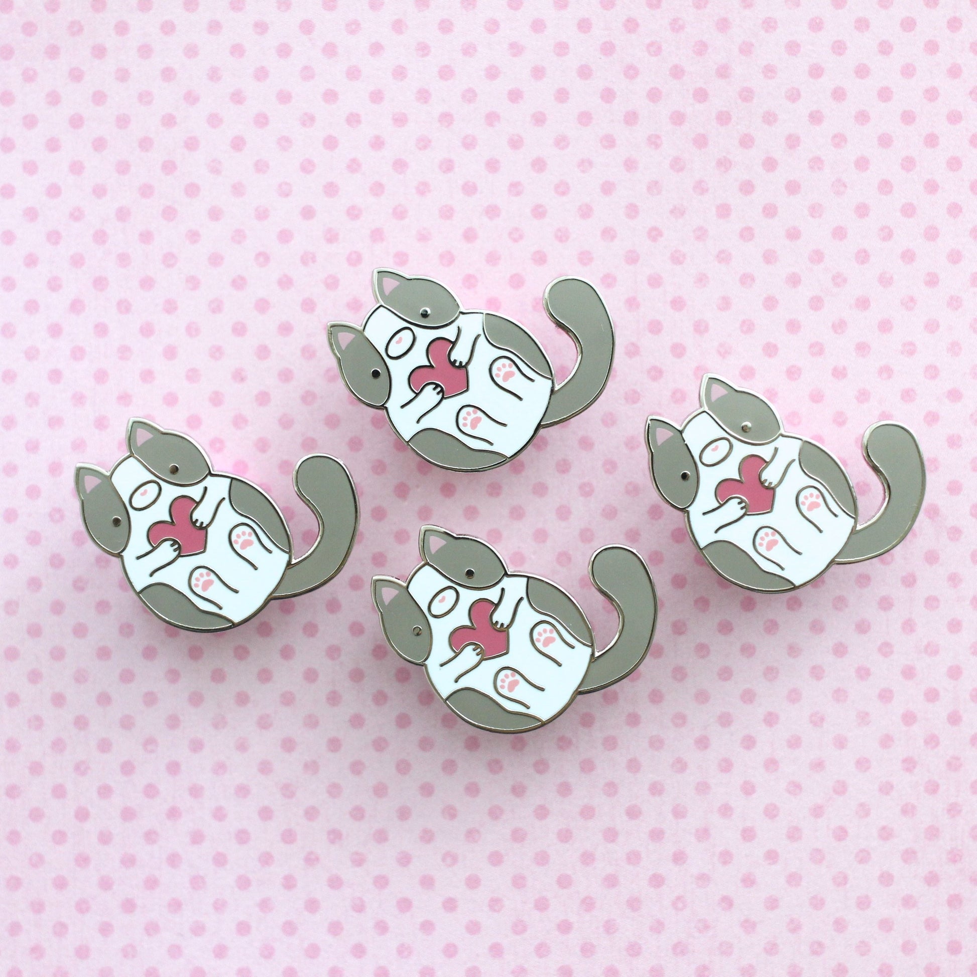 Broche en émail chat gris et blanc. Cadeau pour amoureux des chats.