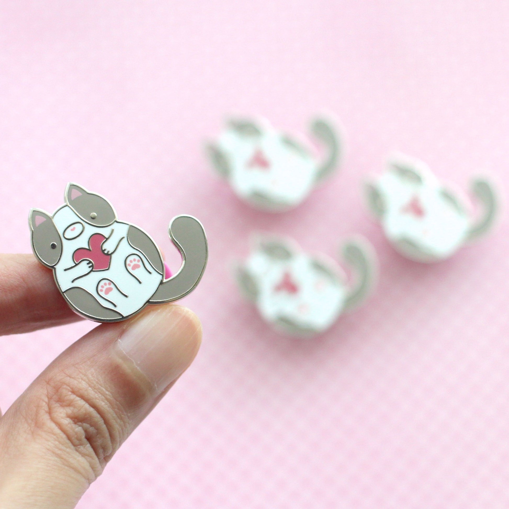 Ensemble de pins en émail bicolores en forme de chat. Joli cadeau