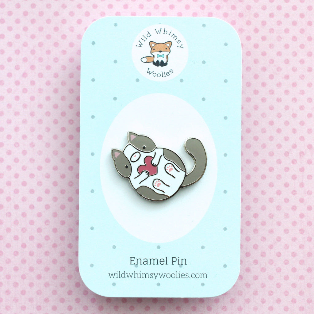 Broche en émail chat gris et blanc. Cadeau pour amoureux des chats.