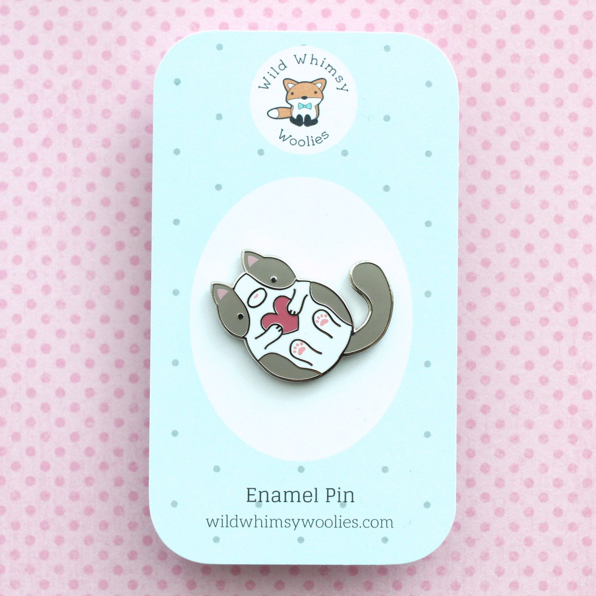 Broche en émail chat gris et blanc. Cadeau pour amoureux des chats.