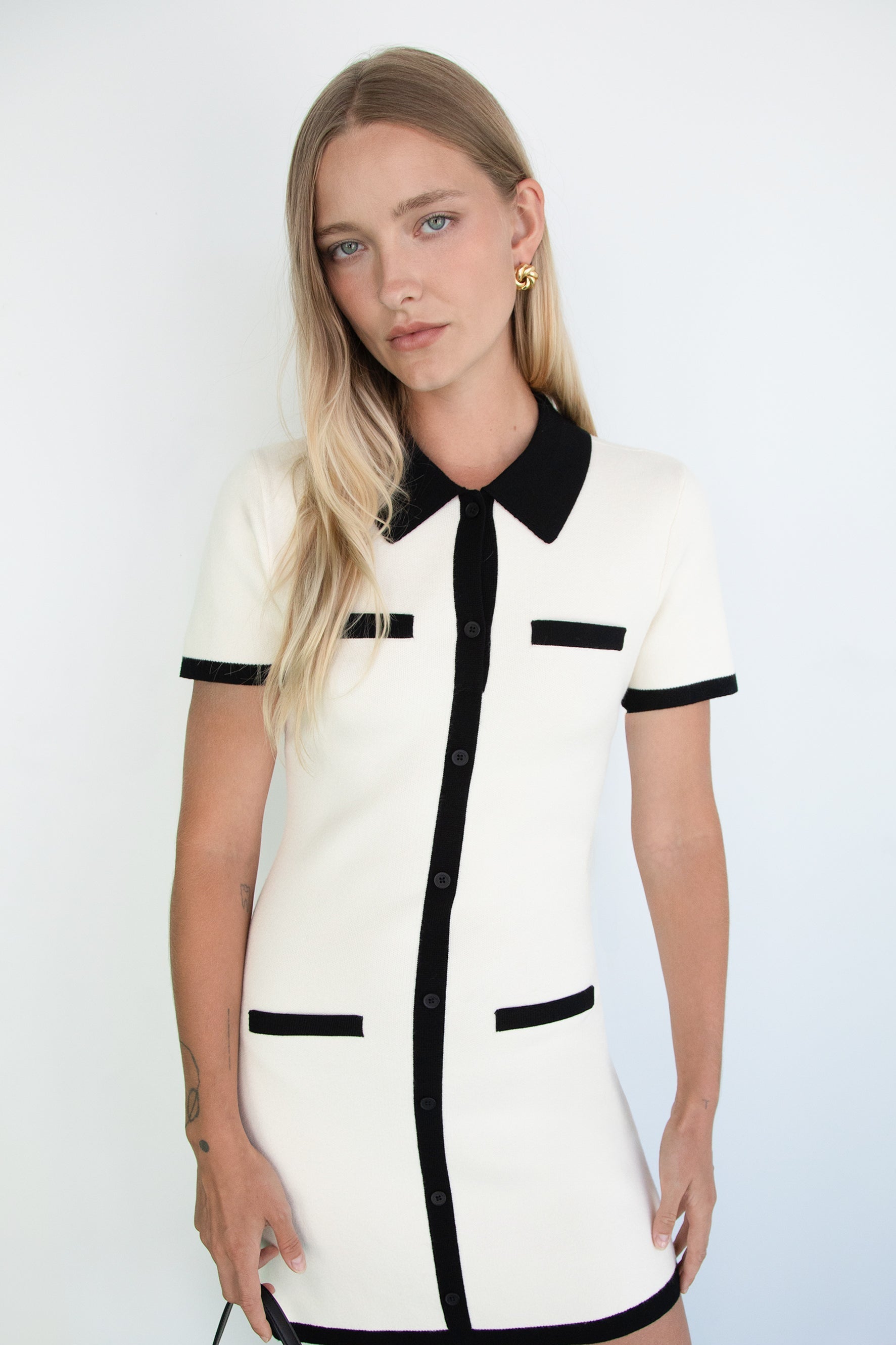 MINI-ROBE EN MAILLE À COL ET BORDURES CONTRASTÉES