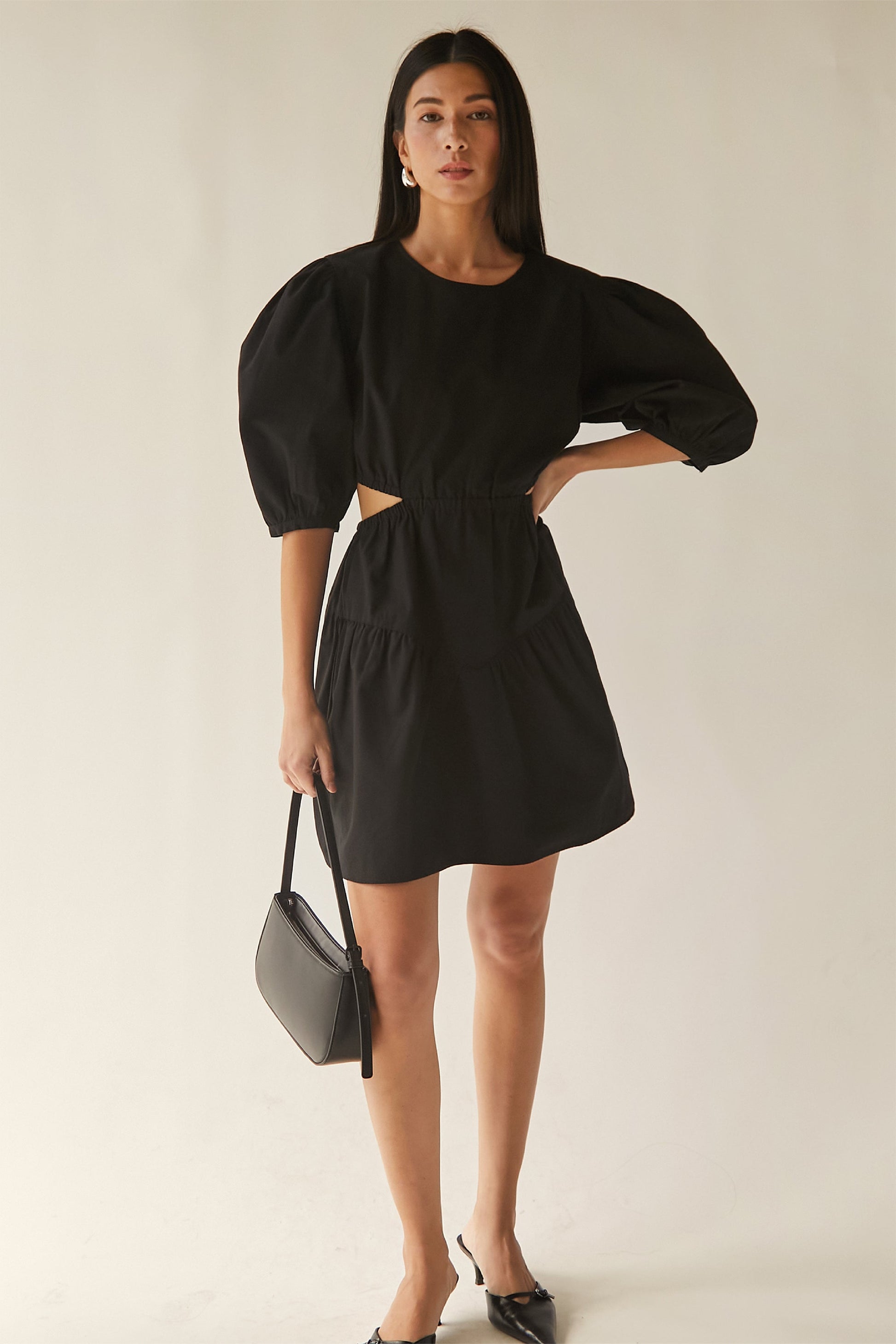 MINI ROBE À MANCHES BOUFFANTES AVEC DÉCOUPES