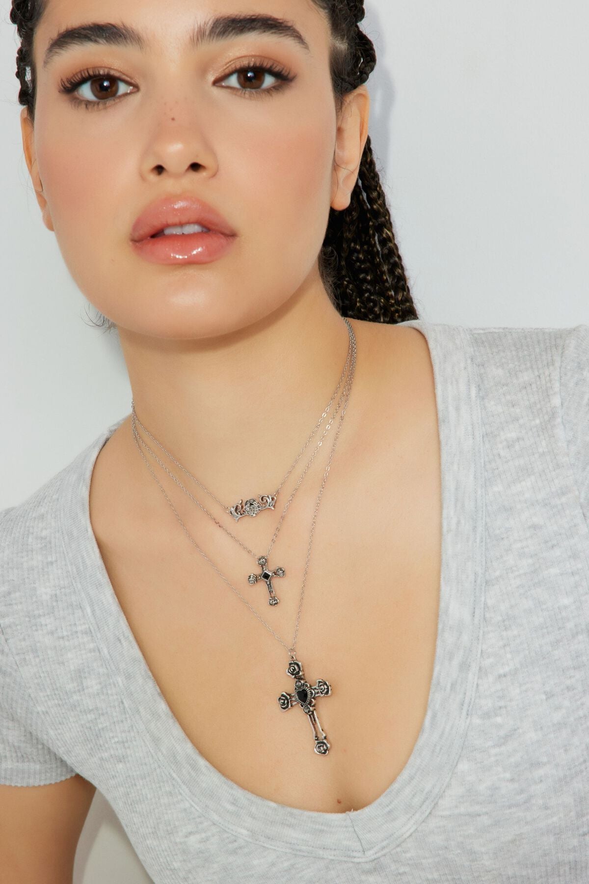 Ensemble de 3 colliers fleurs, croix et roses