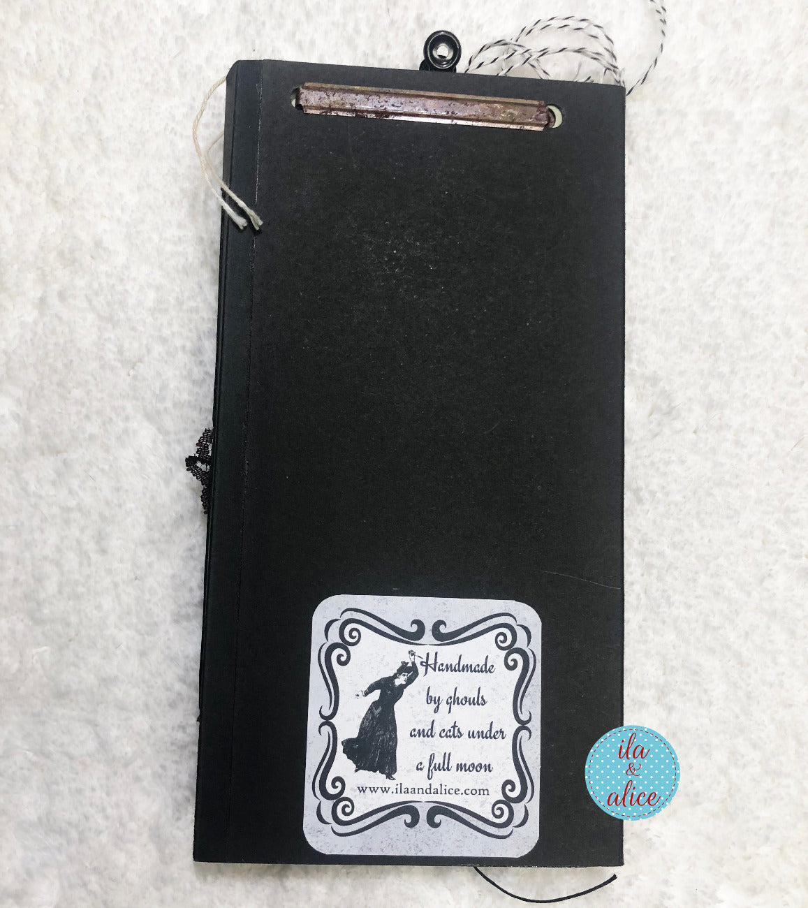 Folio d'Halloween inquiétant avec cimetière hanté